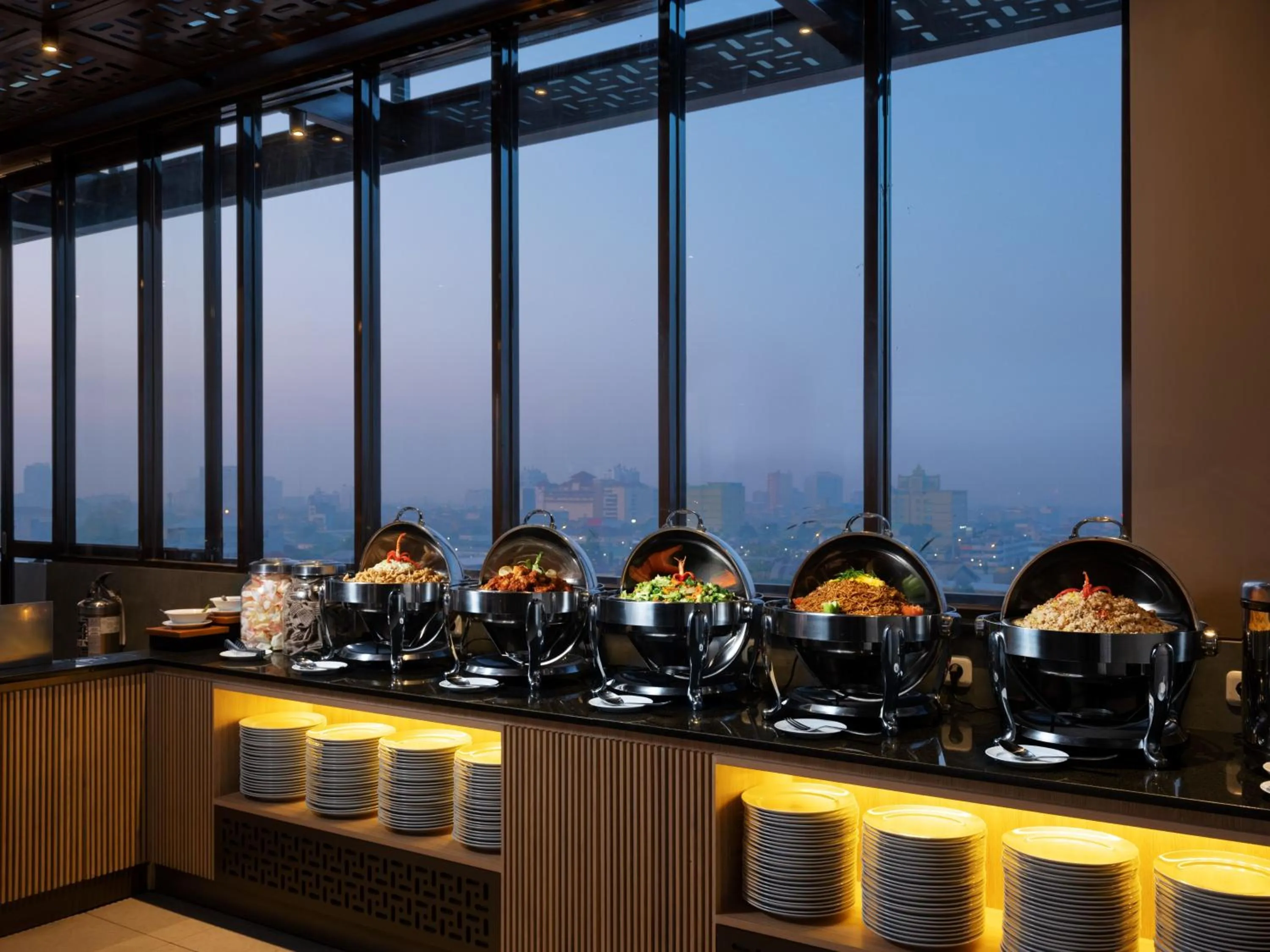 Restaurant/places to eat in Hotel Santika PasirKaliki