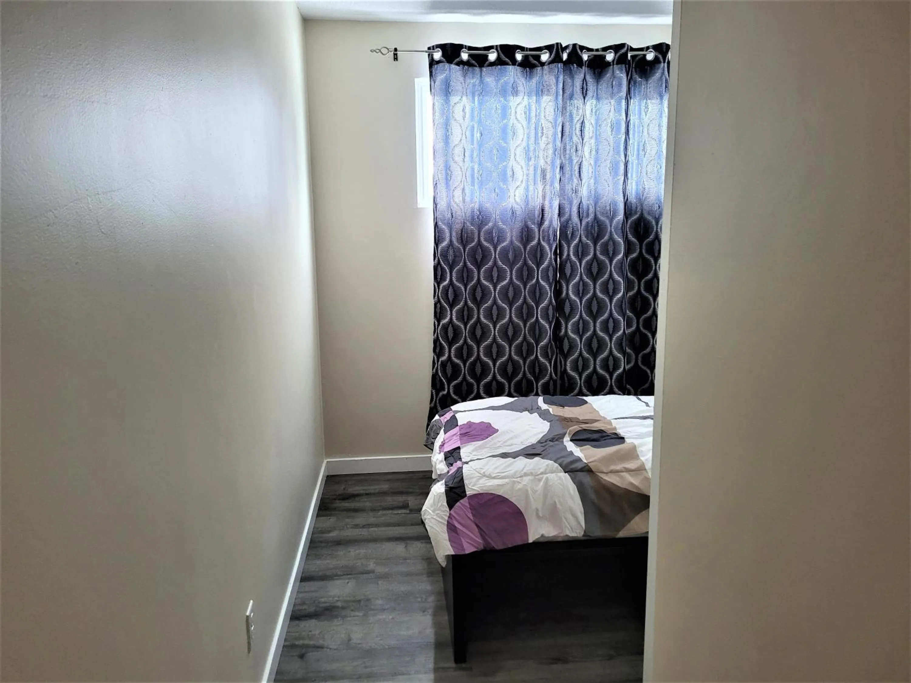 Bed in Cozy 4 bedroom townhouse - peaceful feel of home