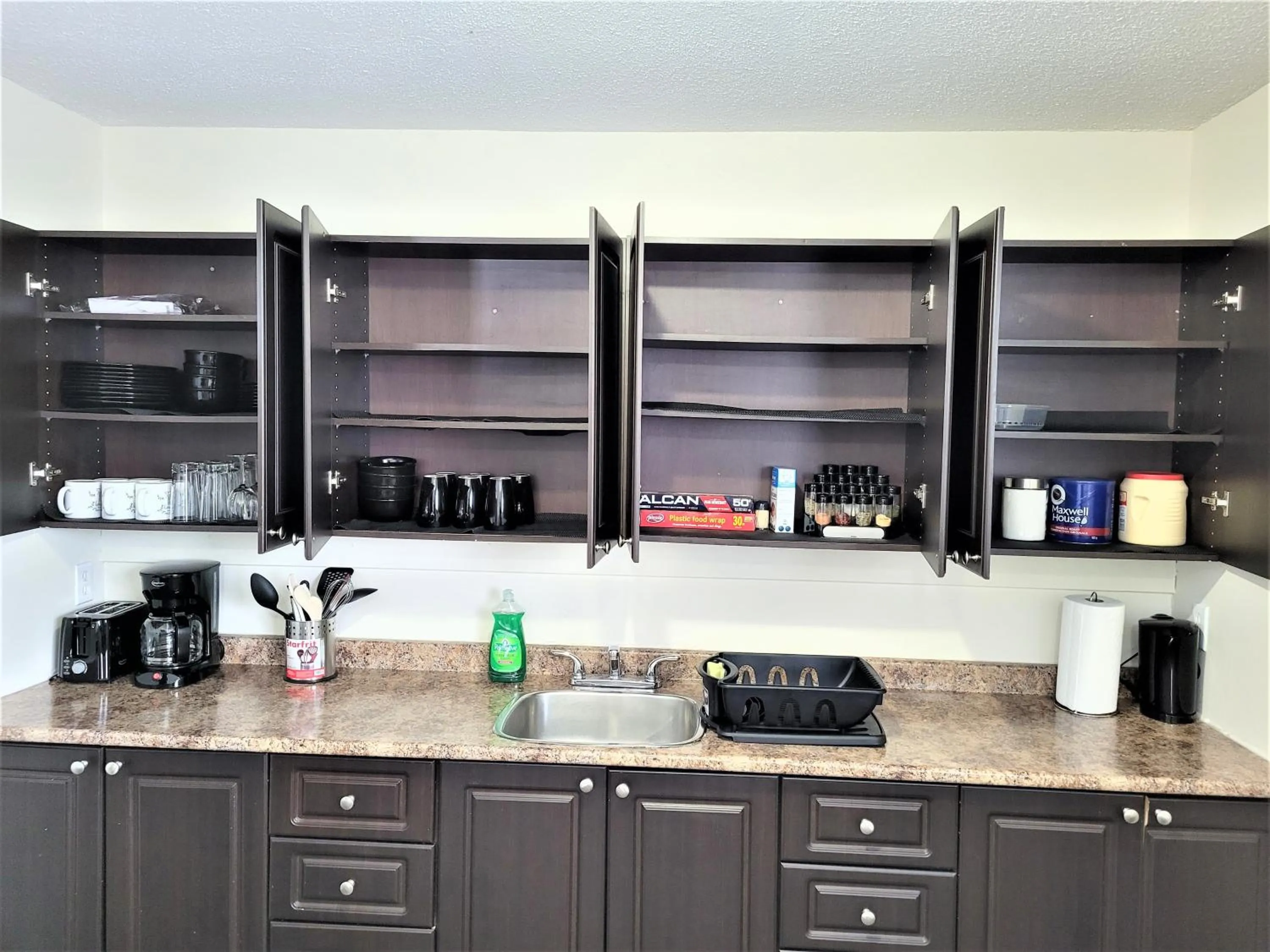Coffee/tea facilities in Cozy 4 bedroom townhouse - peaceful feel of home