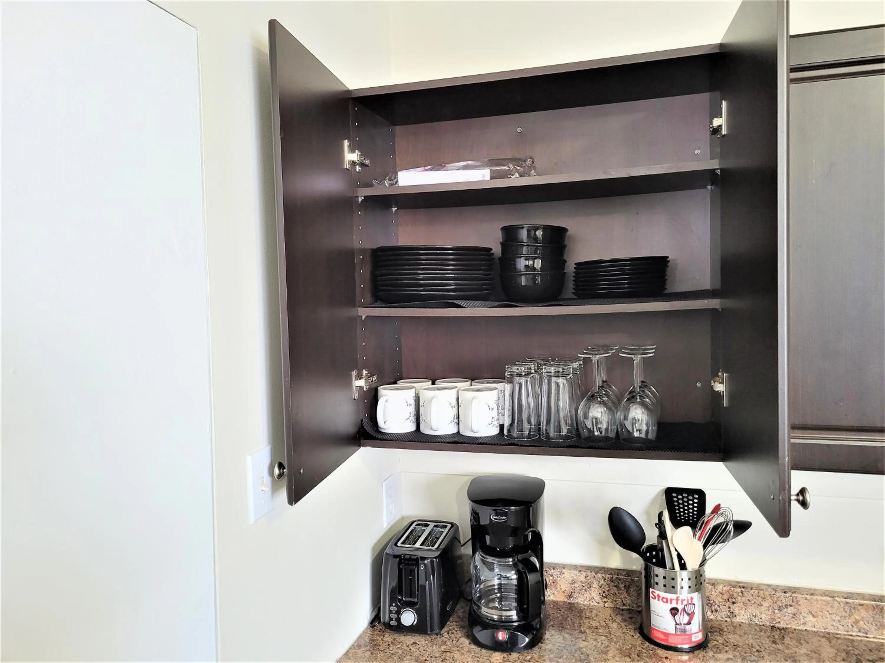 Coffee/tea facilities in Cozy 4 bedroom townhouse - peaceful feel of home