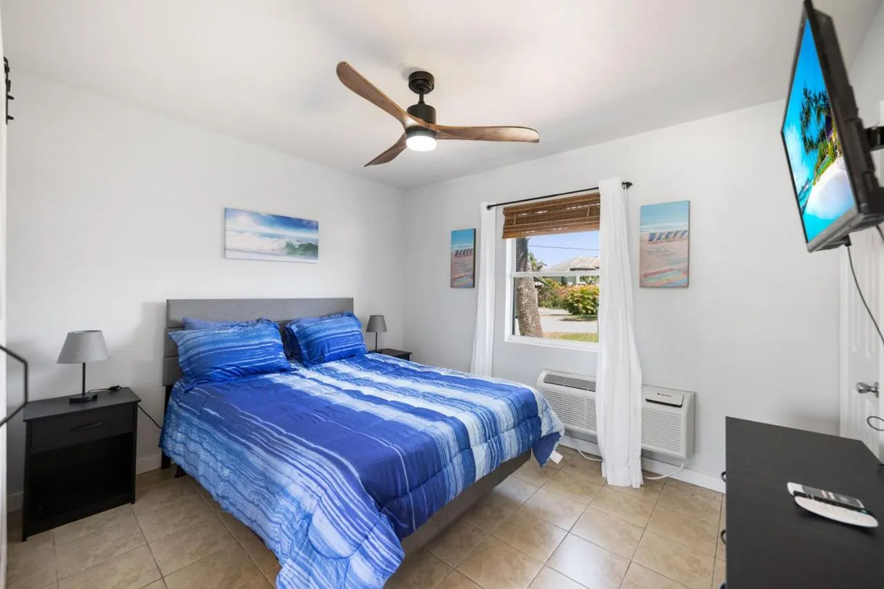 Bed in Cottage Bungalow Near Beach! King Bed with Pool & BBQ