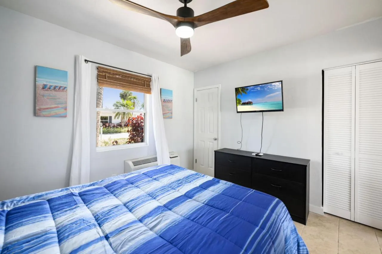 Bed in Cottage Bungalow Near Beach! King Bed with Pool & BBQ