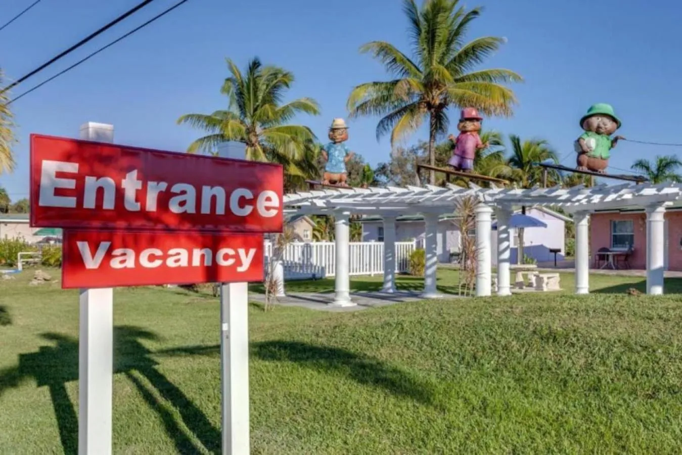 Day in Cottage Bungalow Near Beach! King Bed with Pool & BBQ