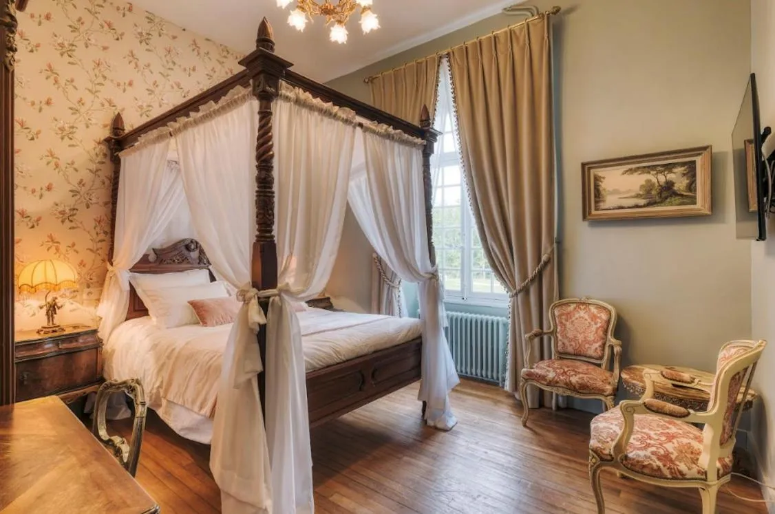 Bedroom, Bed in Le Petit Château de Barbizon au Bois du Mée