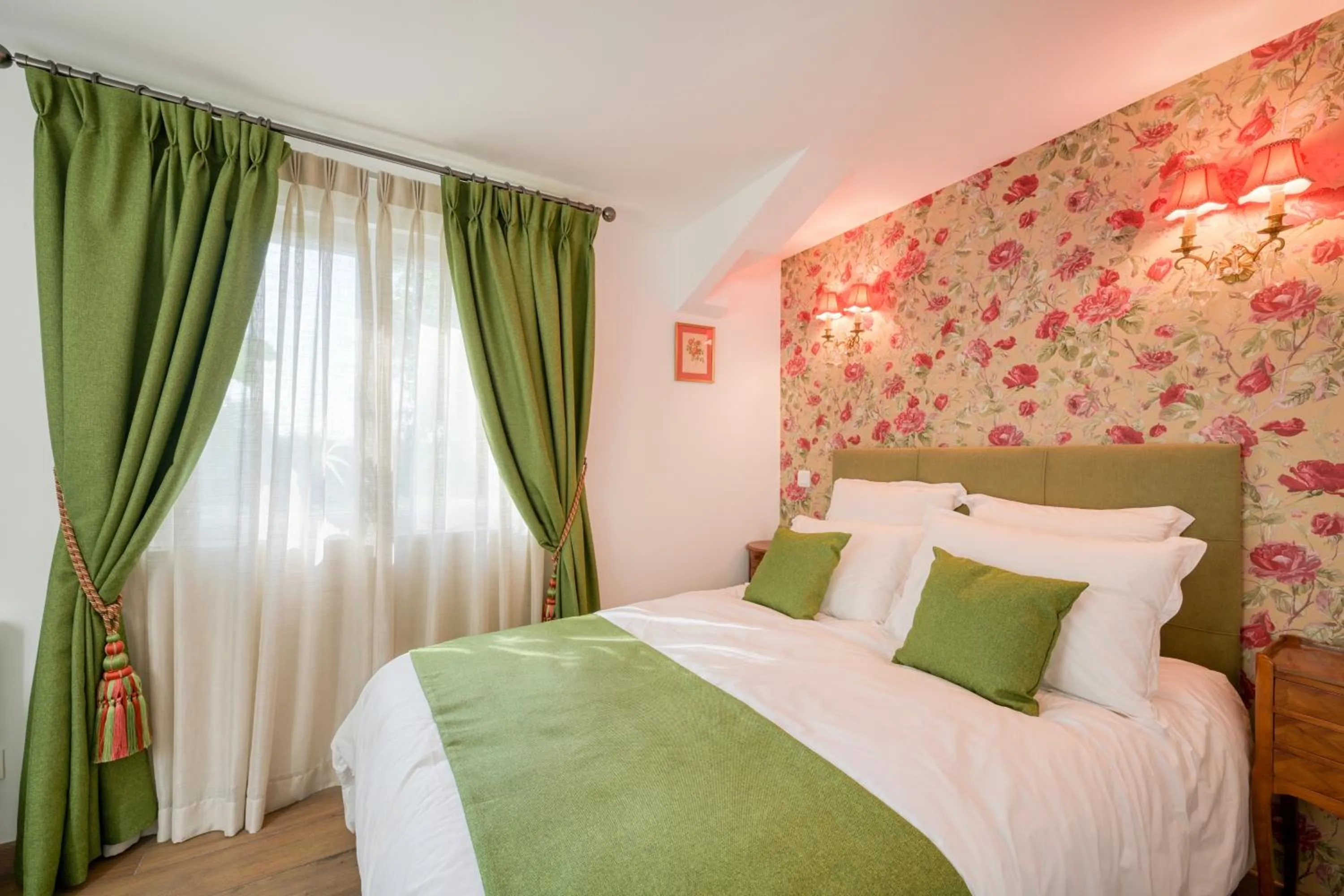 Bed in Le Petit Château de Barbizon au Bois du Mée