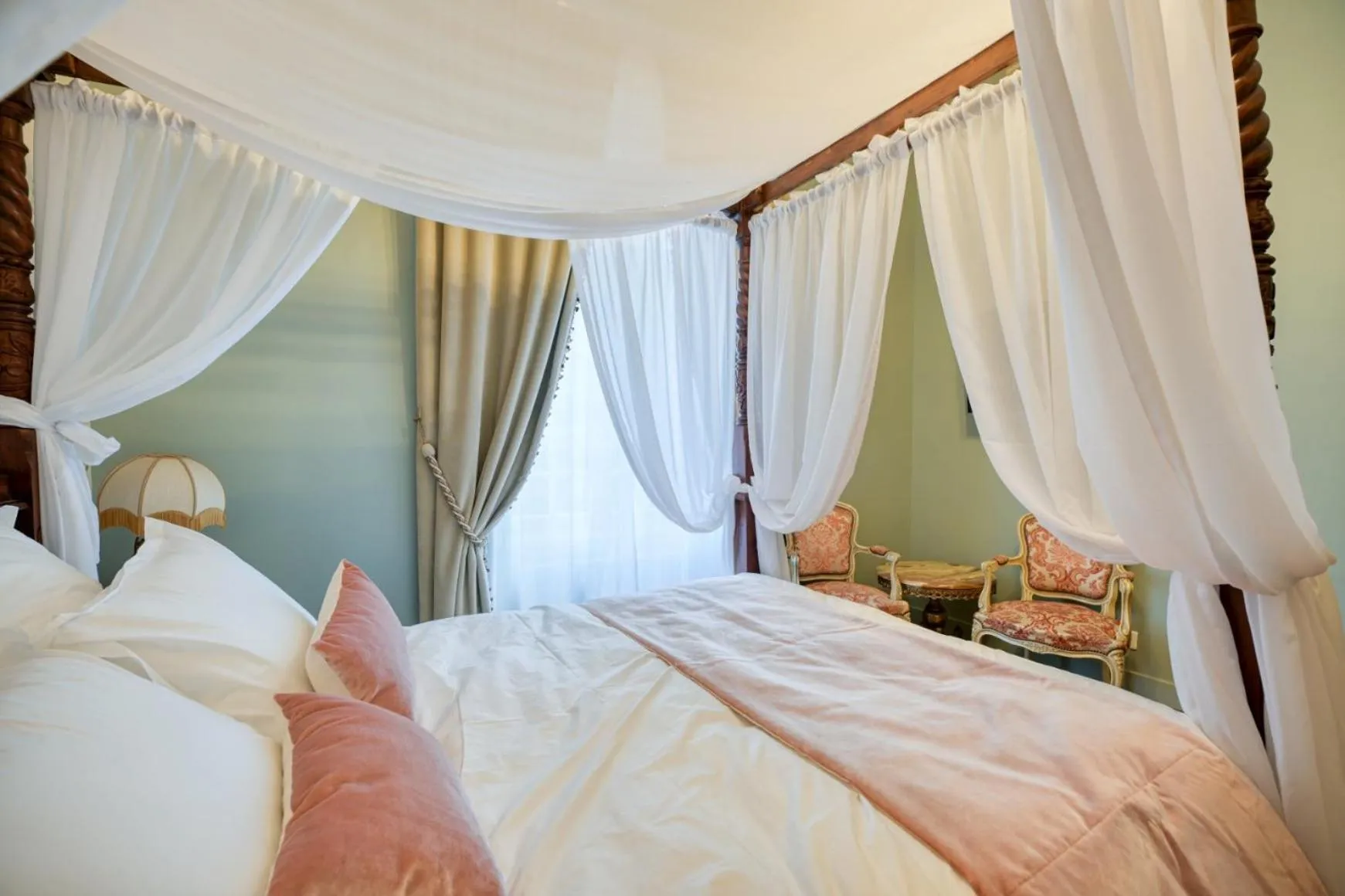 Bedroom, Bed in Le Petit Château de Barbizon au Bois du Mée