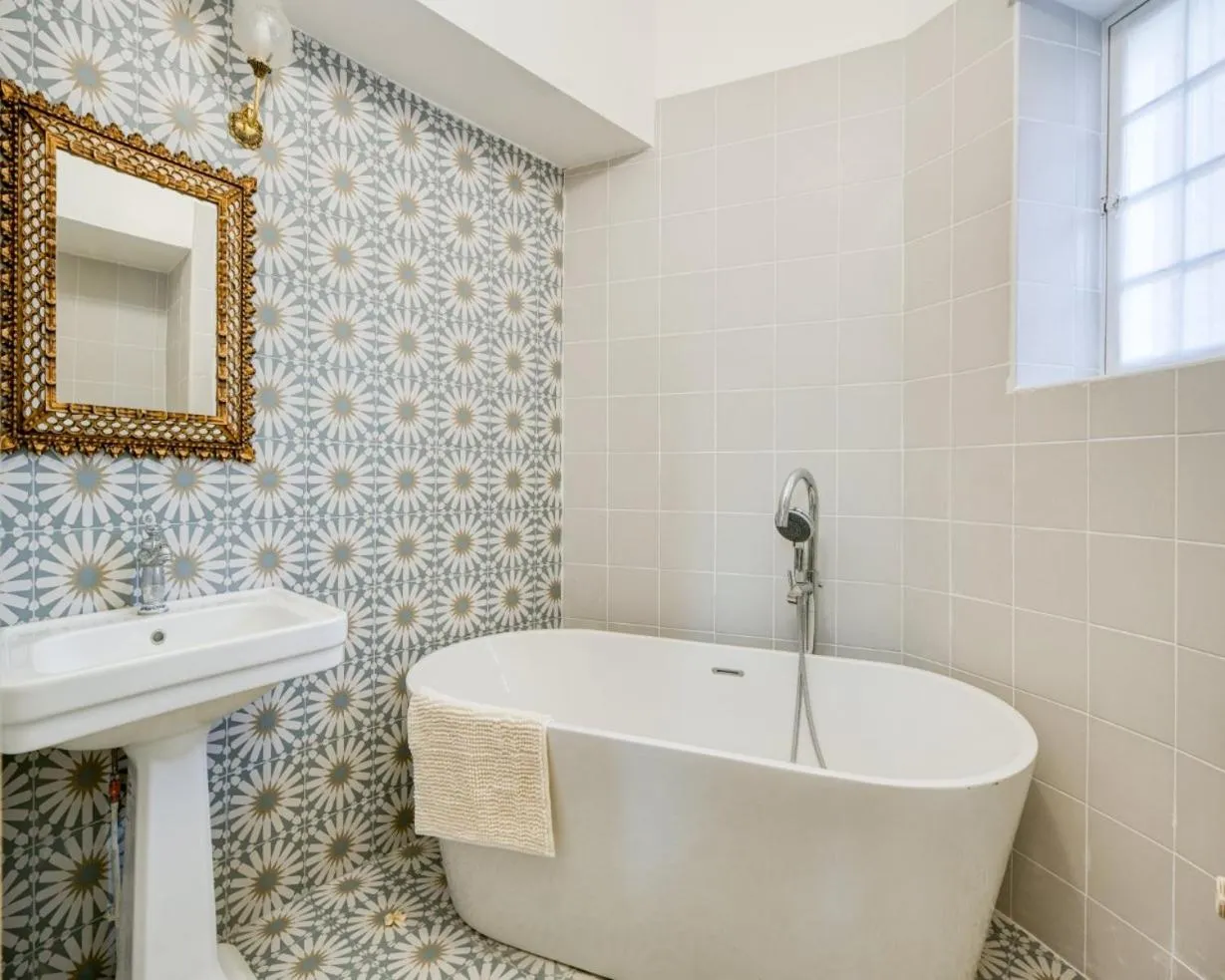 Bathroom in Le Petit Château de Barbizon au Bois du Mée