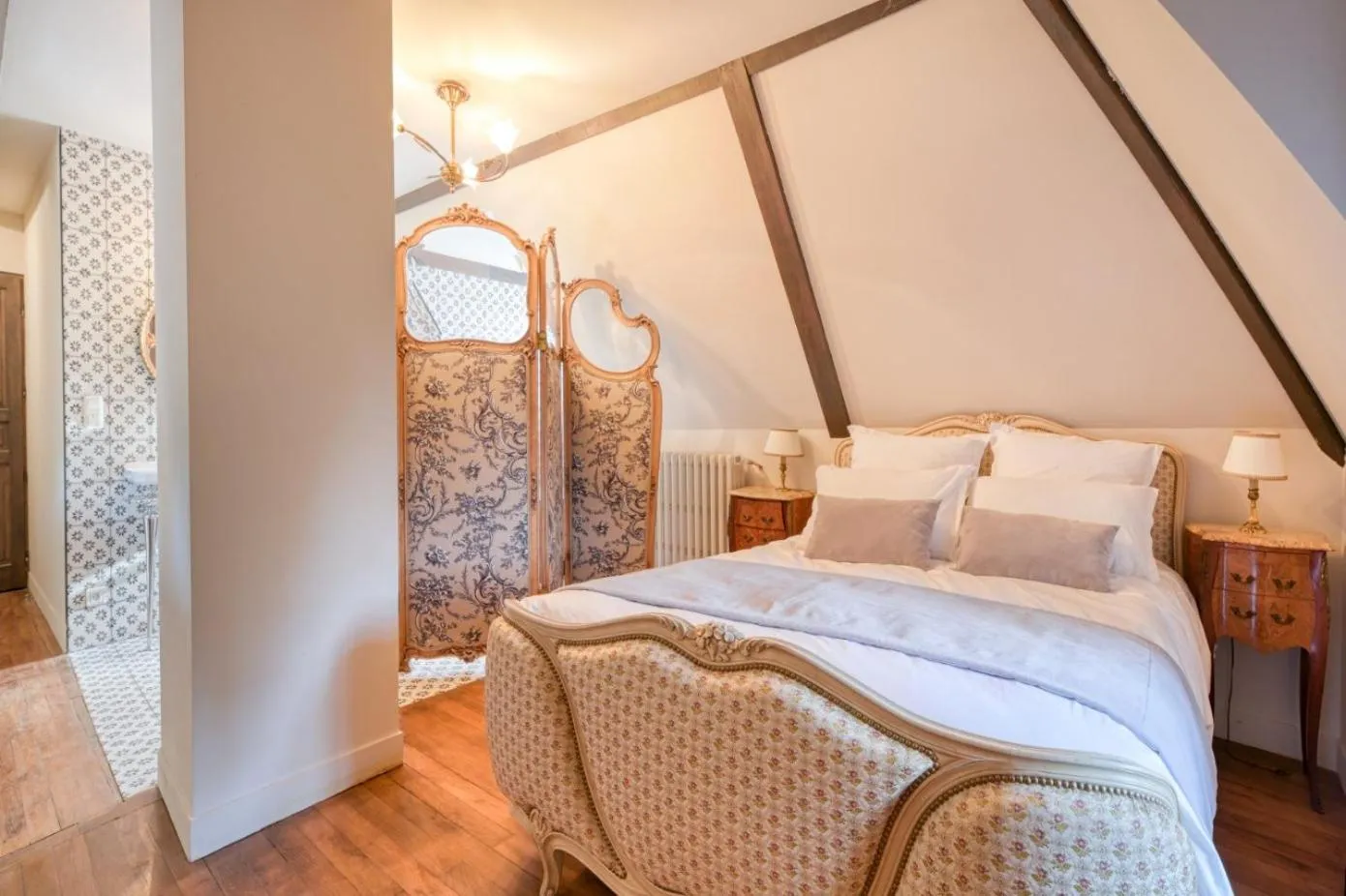 Bed in Le Petit Château de Barbizon au Bois du Mée