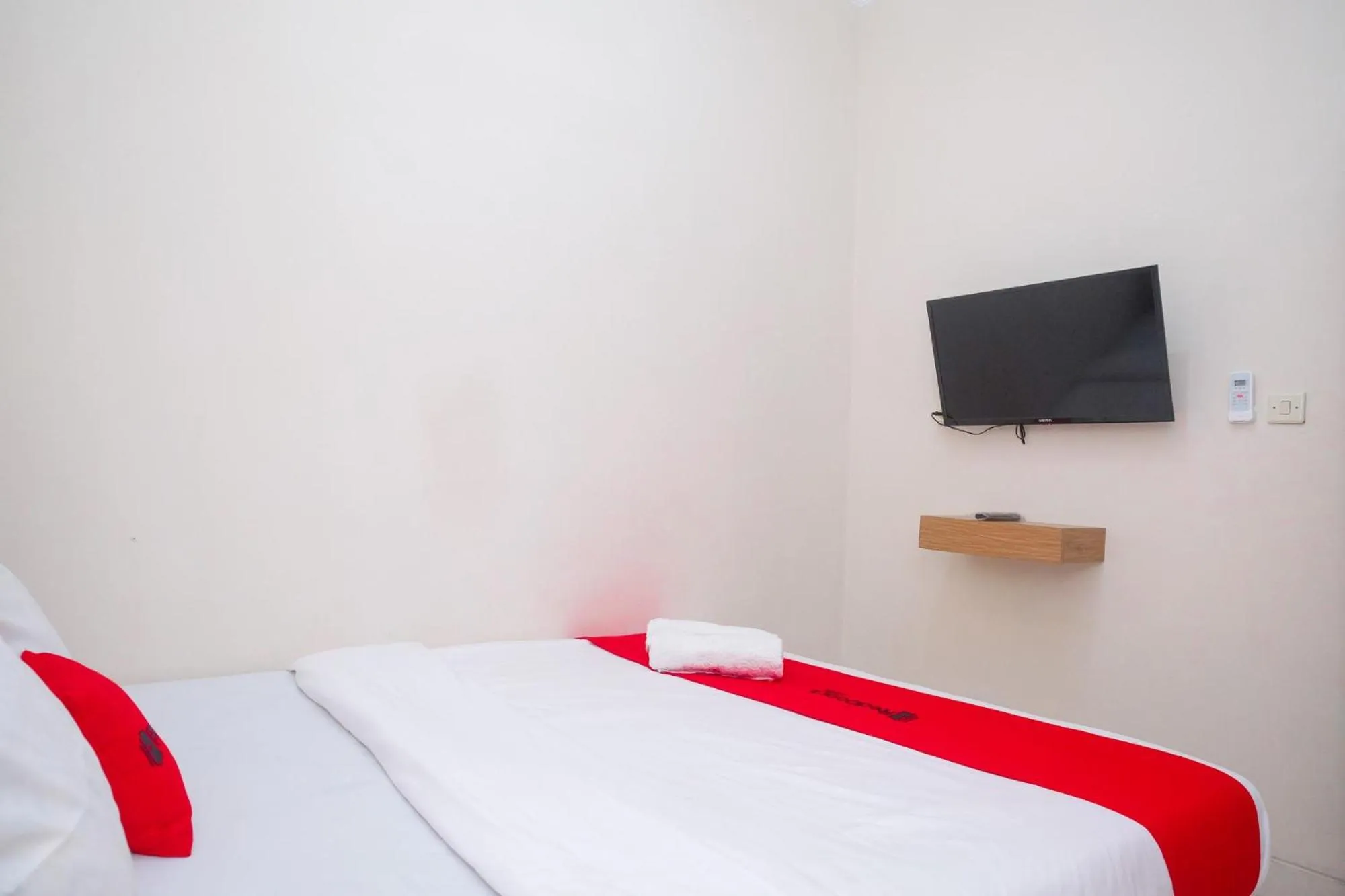 Bed in RedDoorz Syariah near Universitas Mercu Buana Kampus 2 Yogyakarta