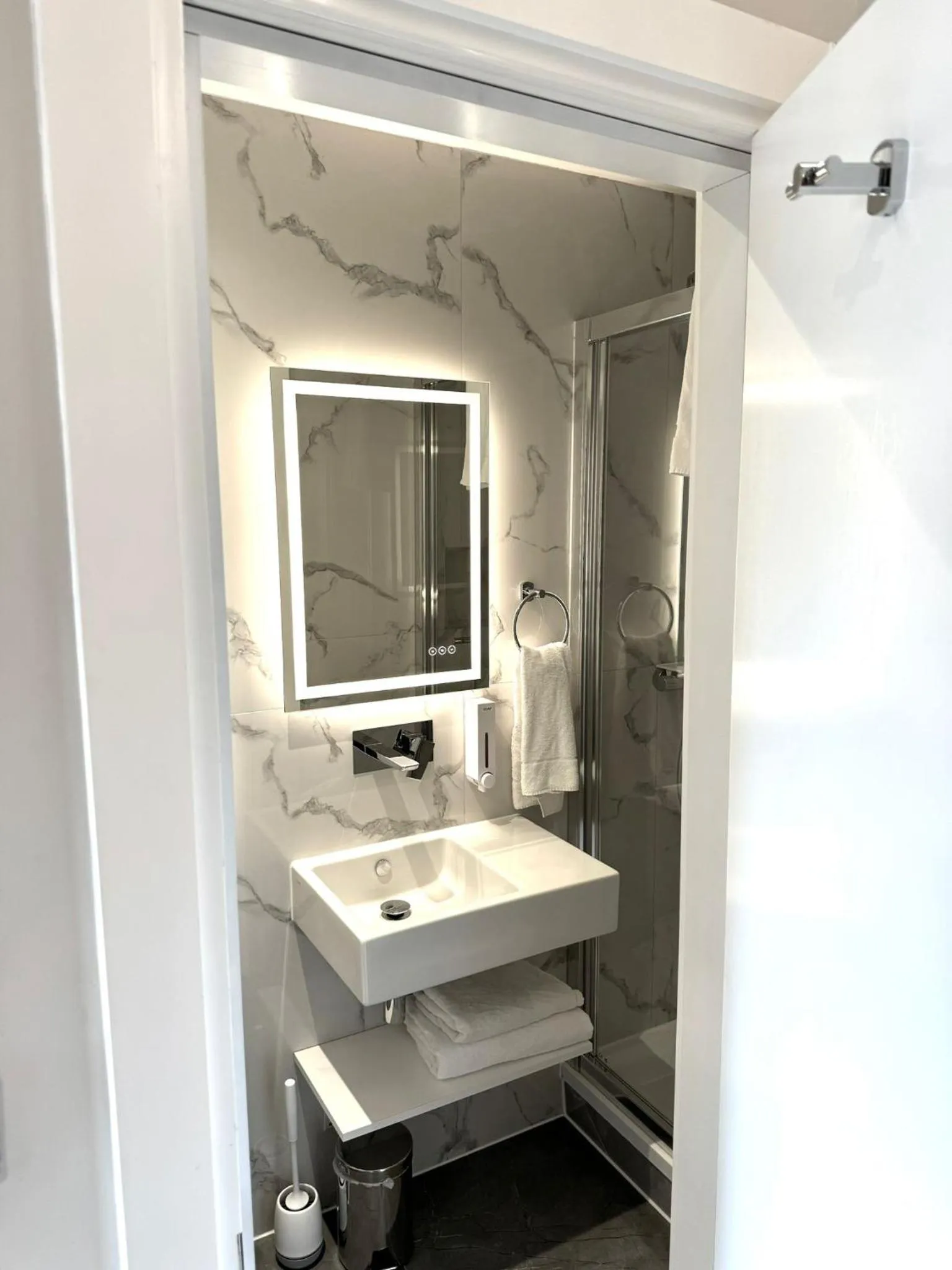 Shower in NOX Richmond