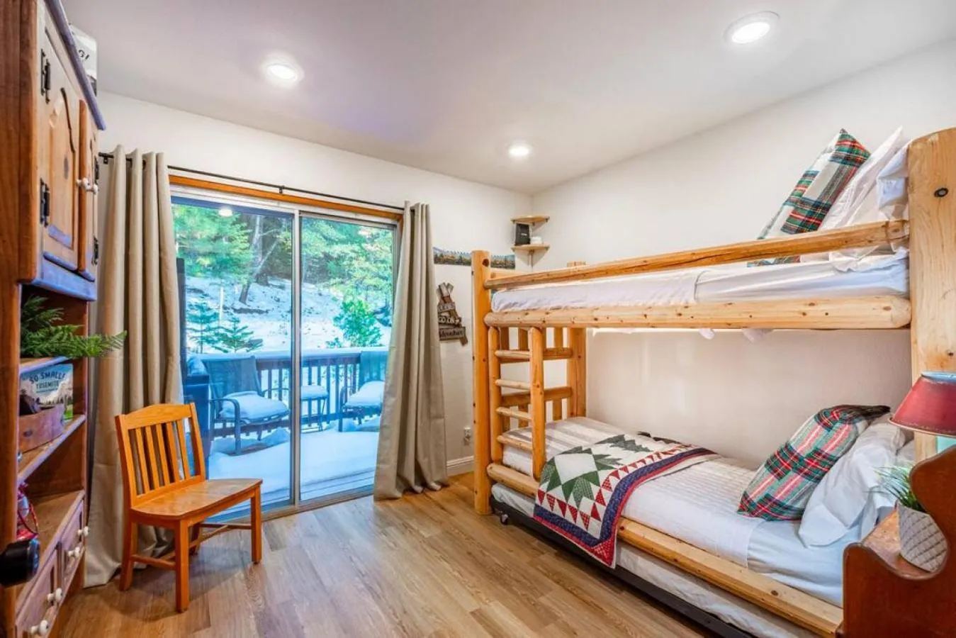 Bed in Red Rock Falls Cabin, 8 miles from Yosemite South Gate, with trailhead, Game Room and HotTub