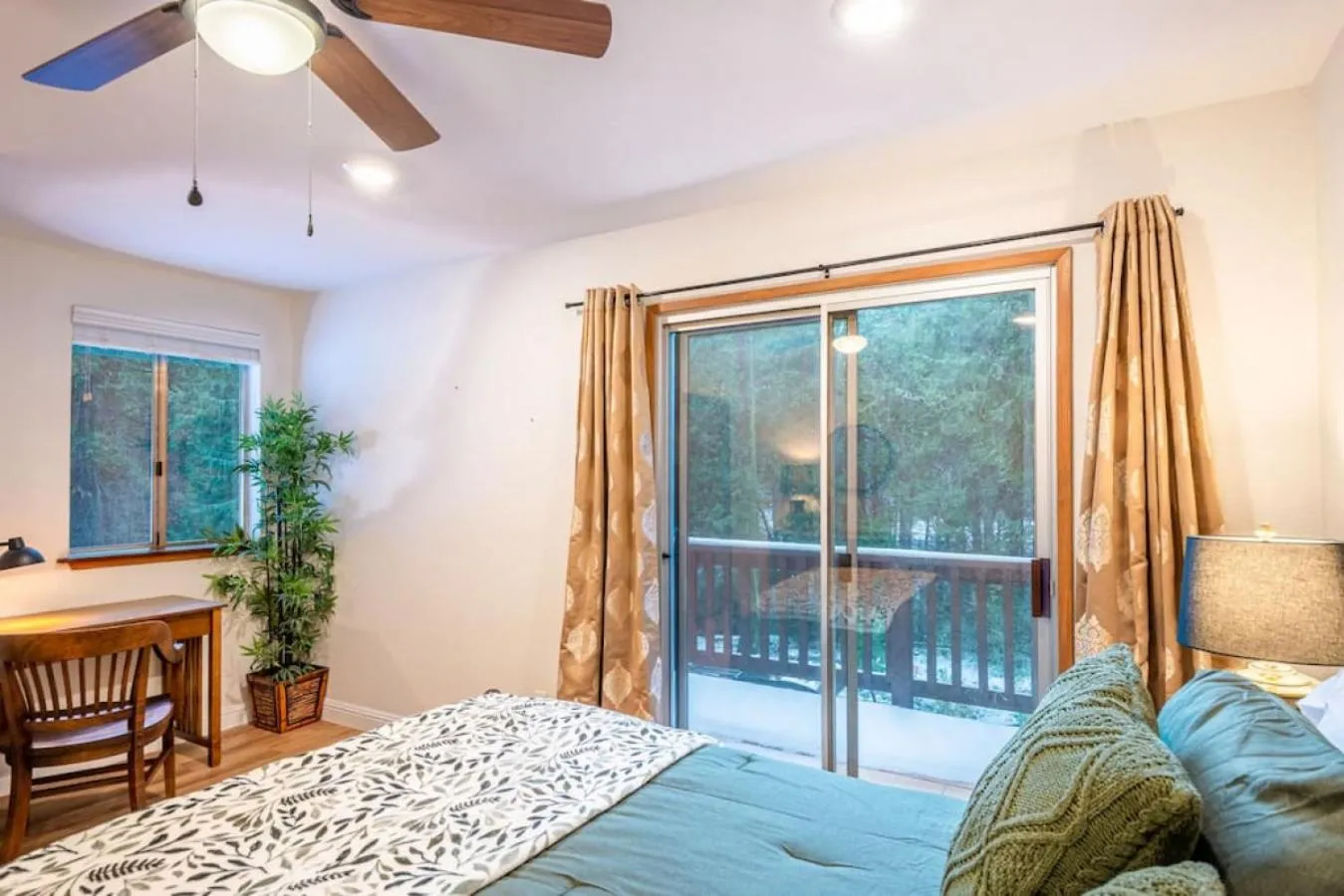 Bed in Red Rock Falls Cabin, 8 miles from Yosemite South Gate, with trailhead, Game Room and HotTub