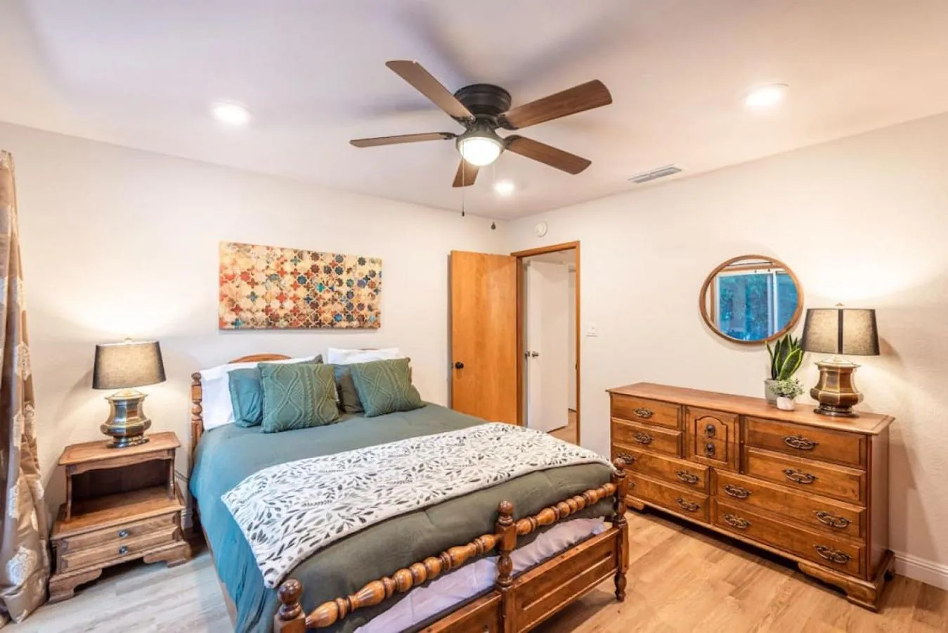 Bed in Red Rock Falls Cabin, 8 miles from Yosemite South Gate, with trailhead, Game Room and HotTub