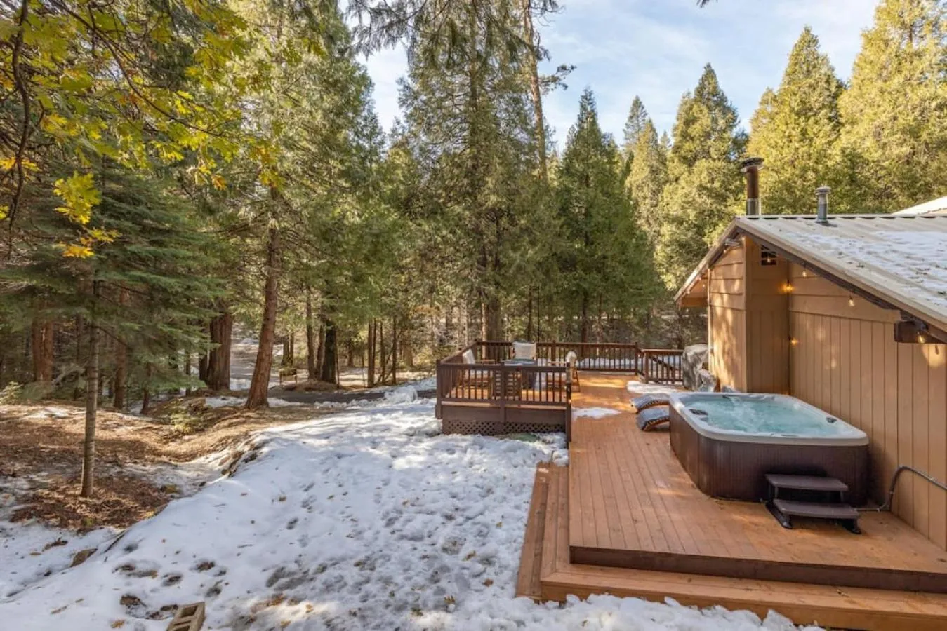 Property building in Red Rock Falls Cabin, 8 miles from Yosemite South Gate, with trailhead, Game Room and HotTub