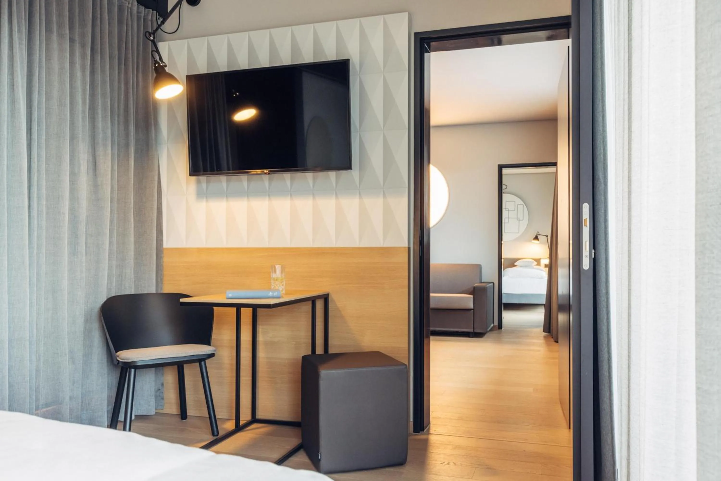 Photo of the whole room, Bed in harry's home Zürich-Limmattal