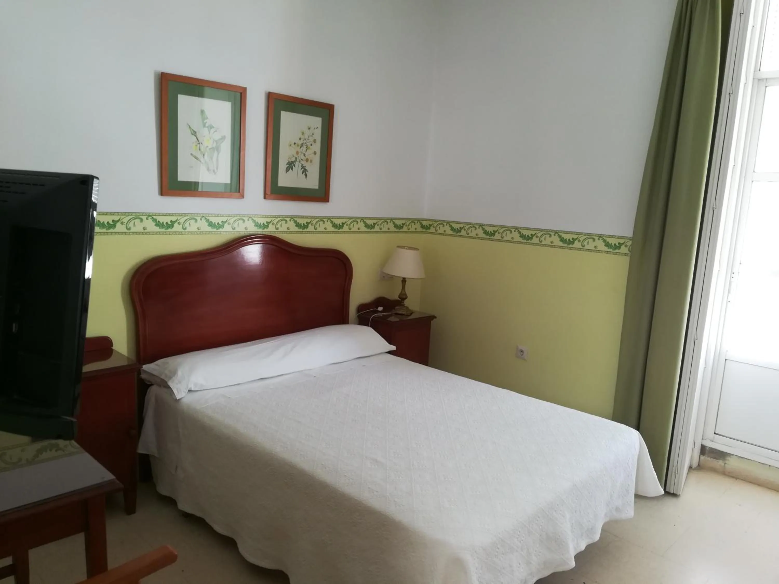 Photo of the whole room, Bed in Nuevo Hotel