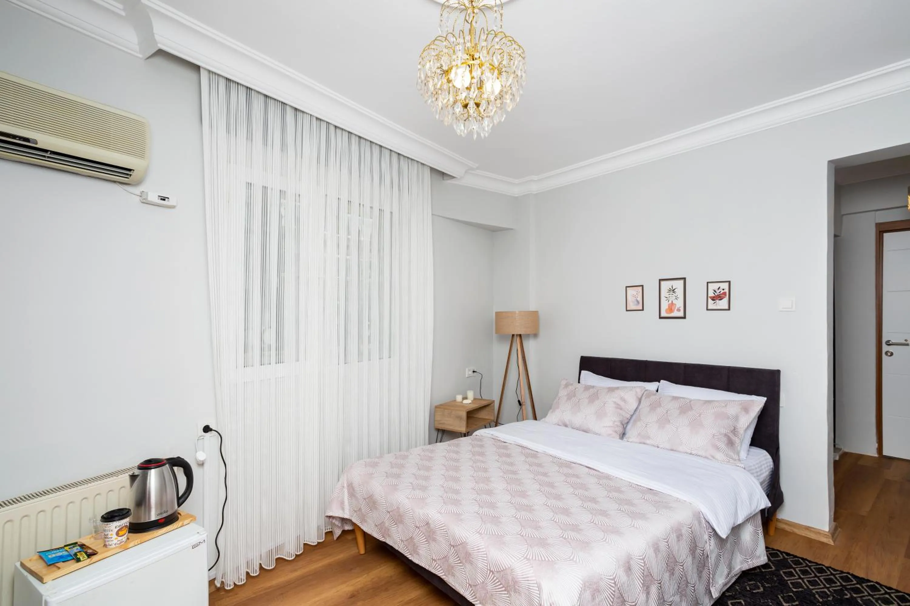 Bed in 8 Rooms House