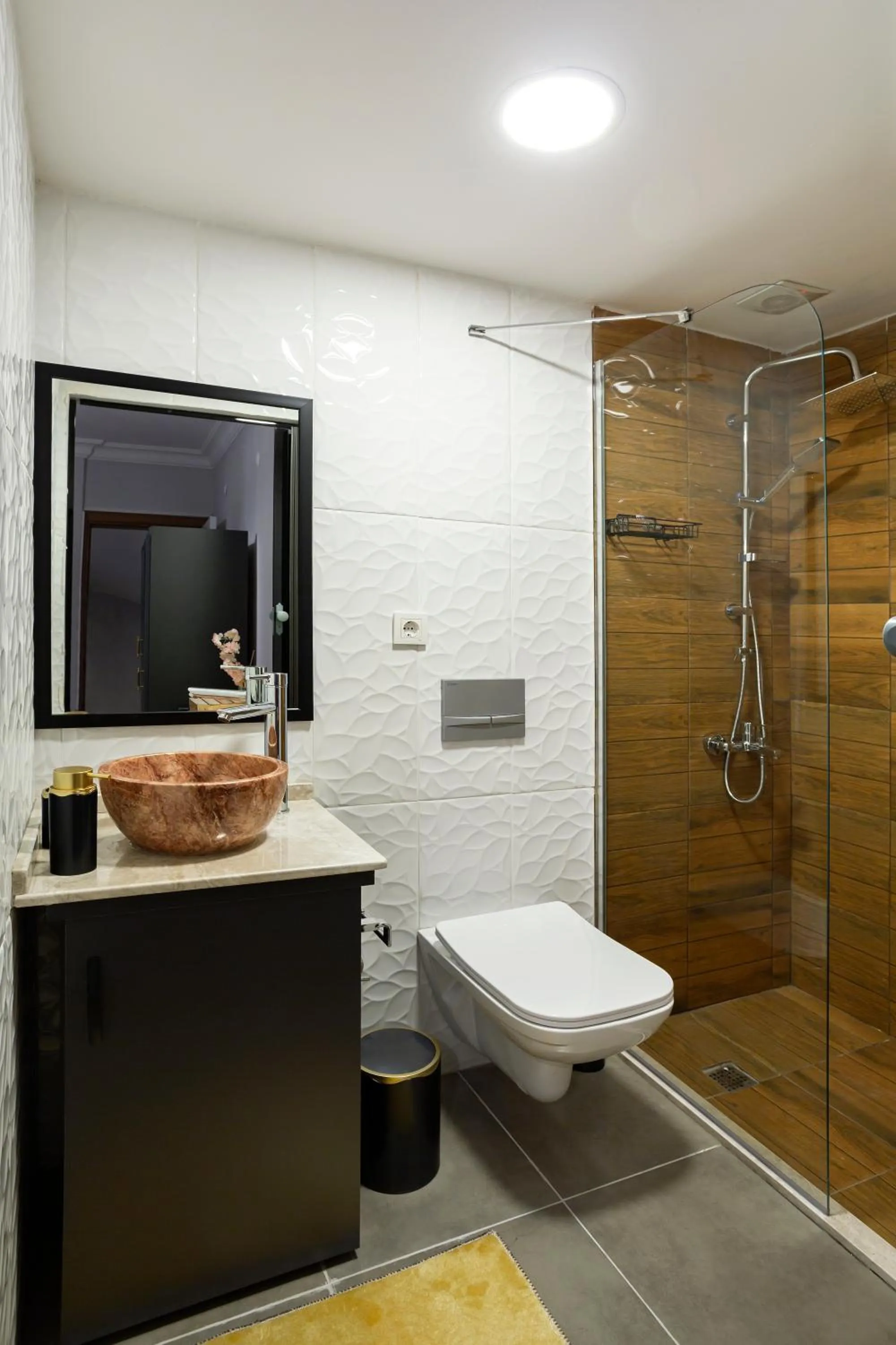 Shower in 8 Rooms House