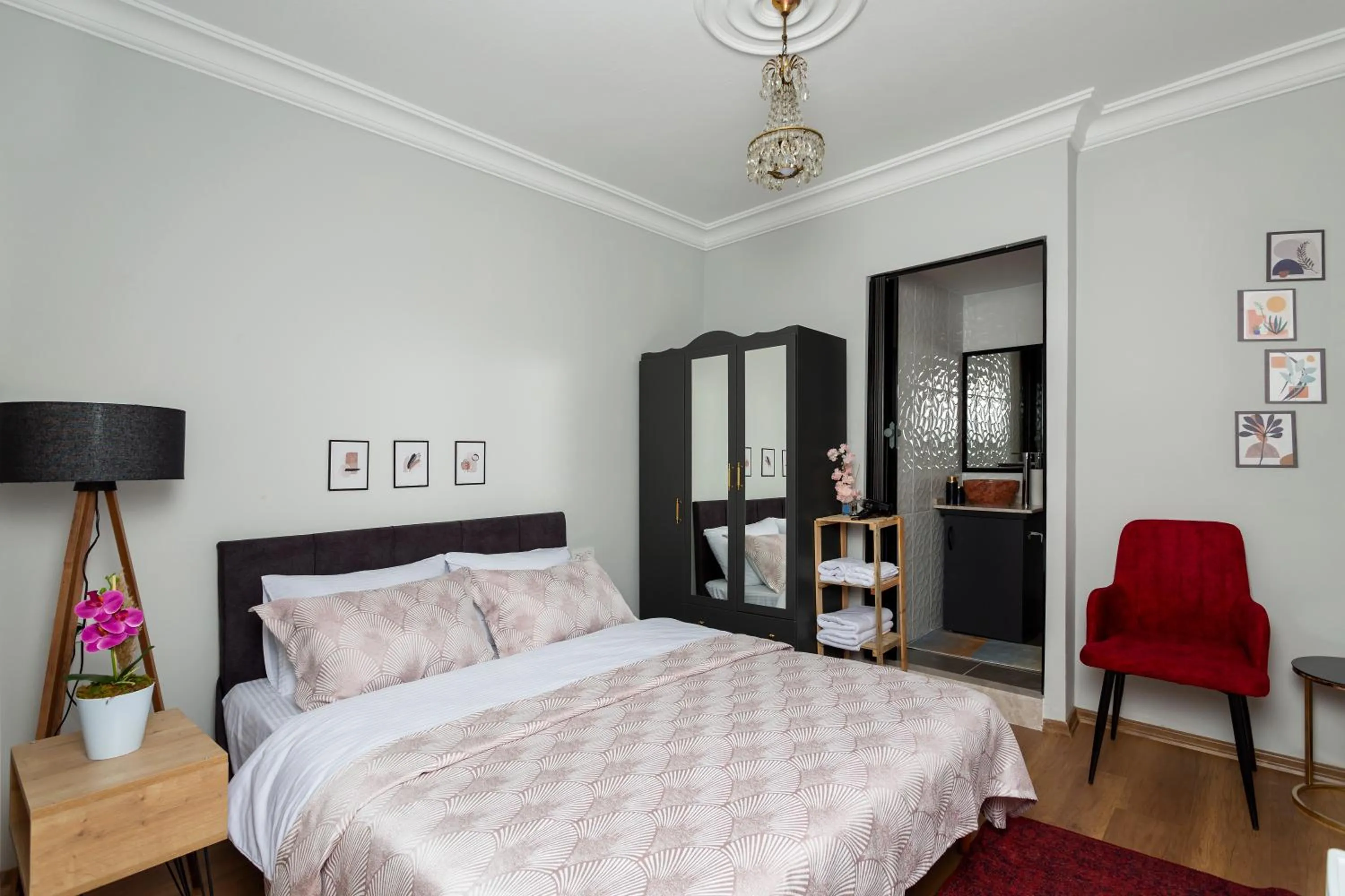 Bed in 8 Rooms House