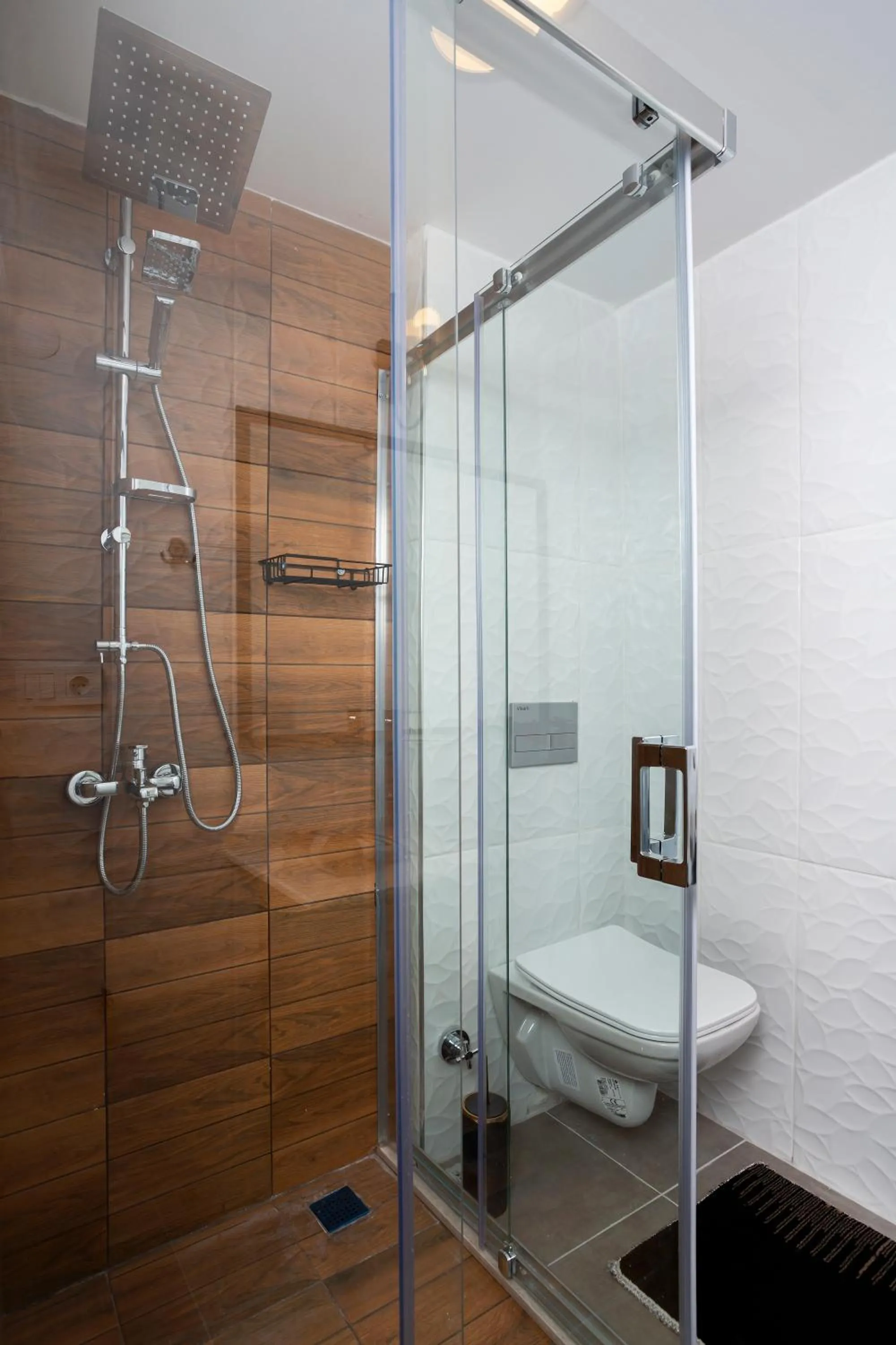 Shower in 8 Rooms House