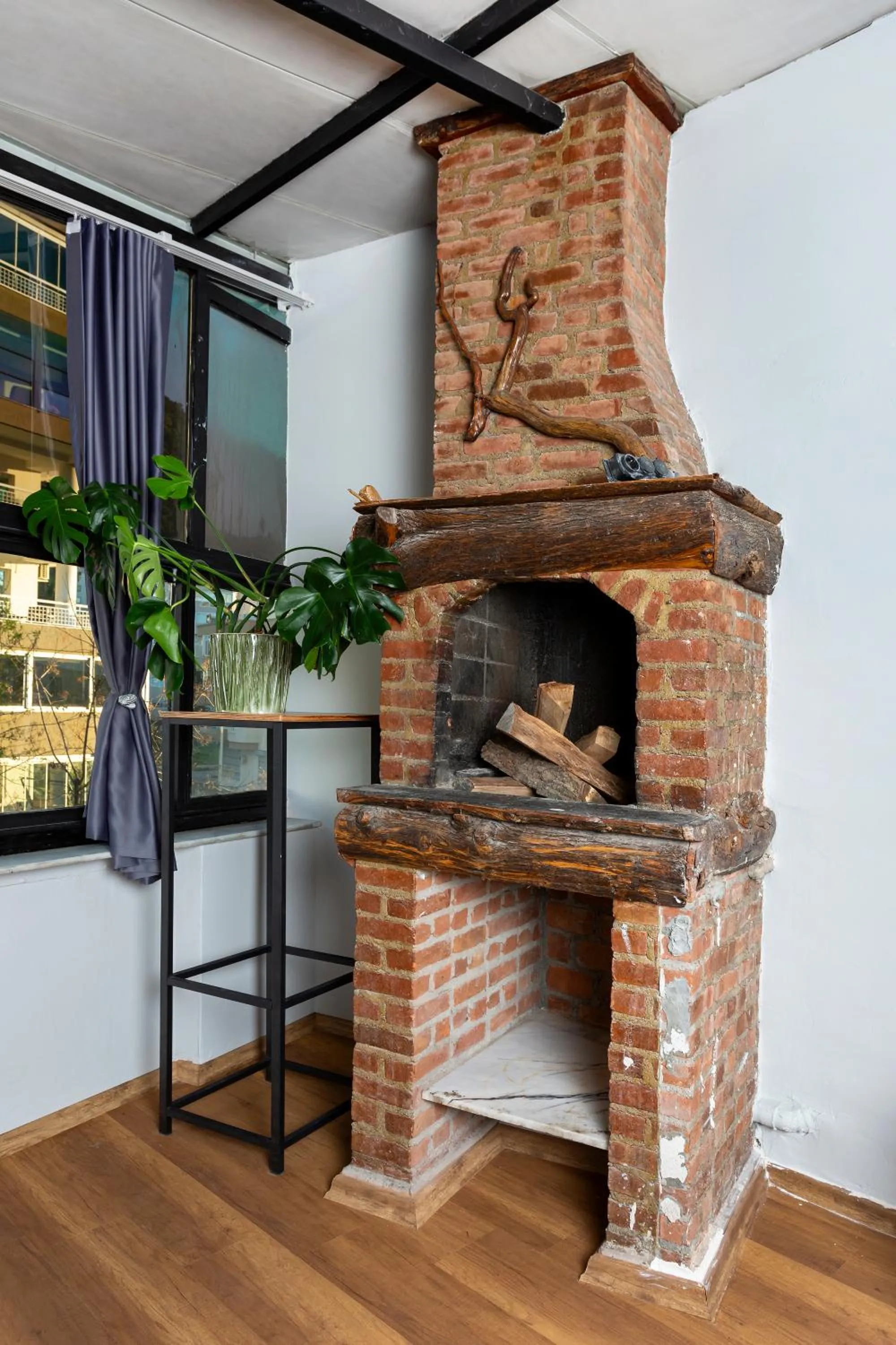 flat iron in 8 Rooms House