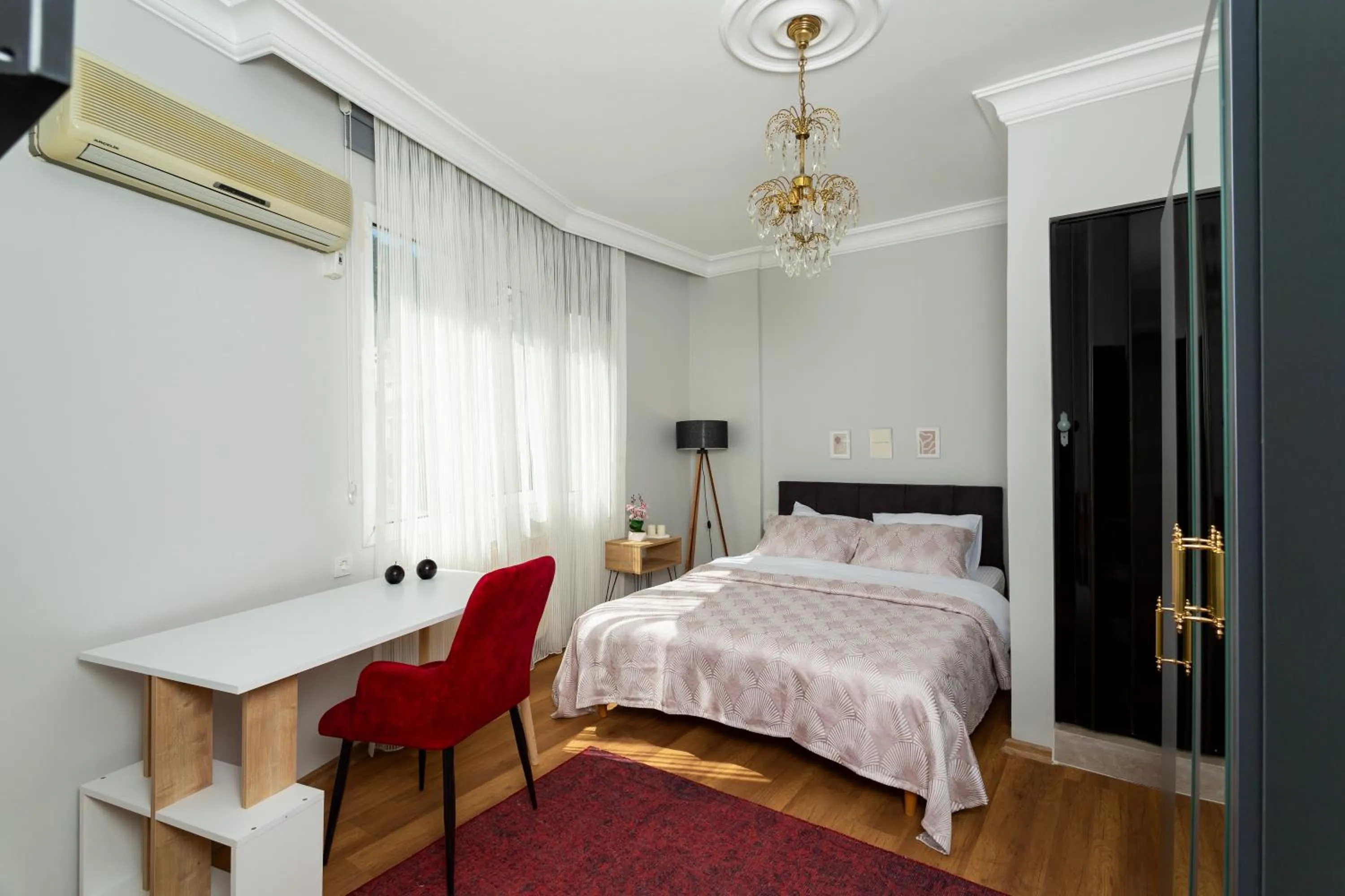 Bed in 8 Rooms House