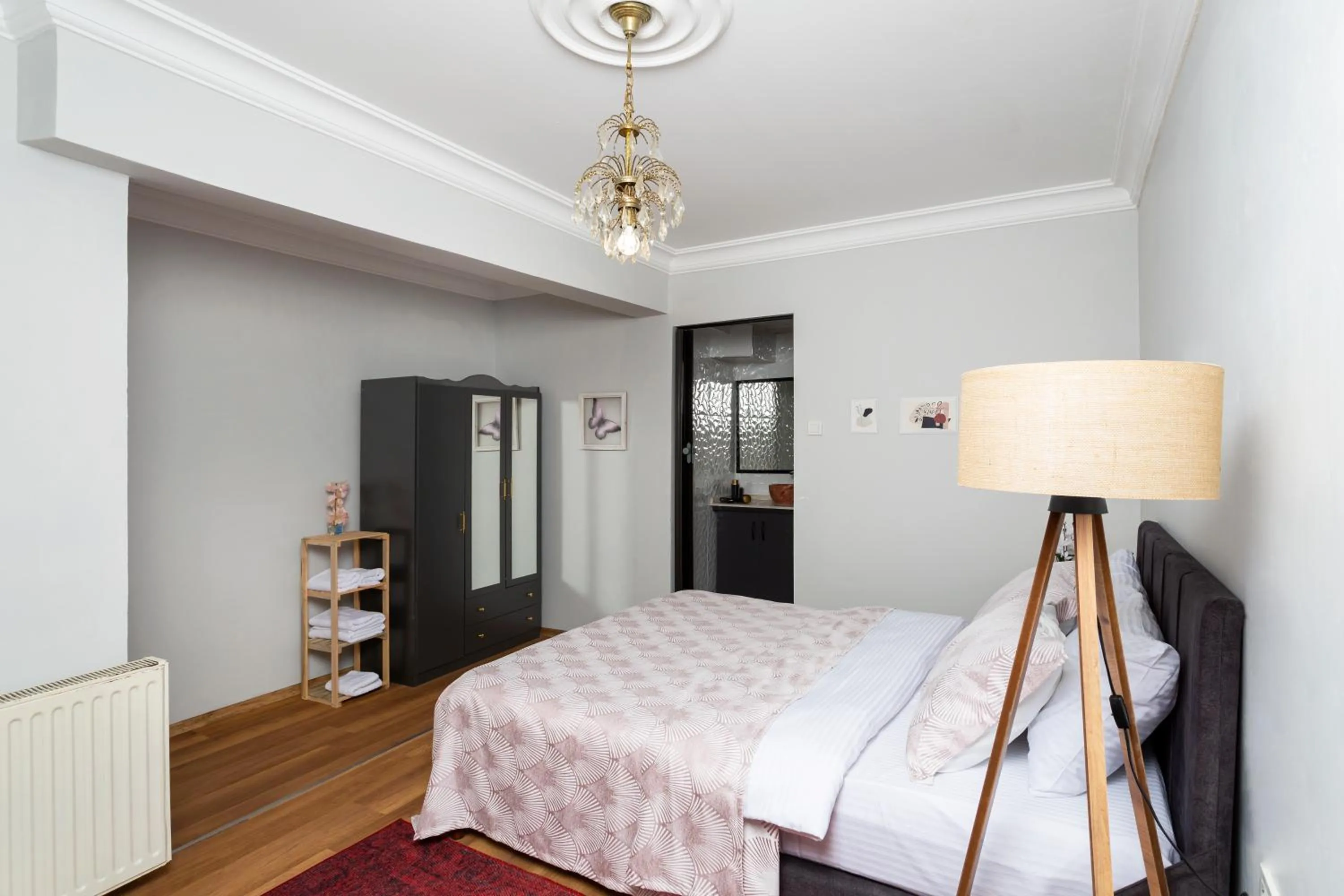 Bed in 8 Rooms House