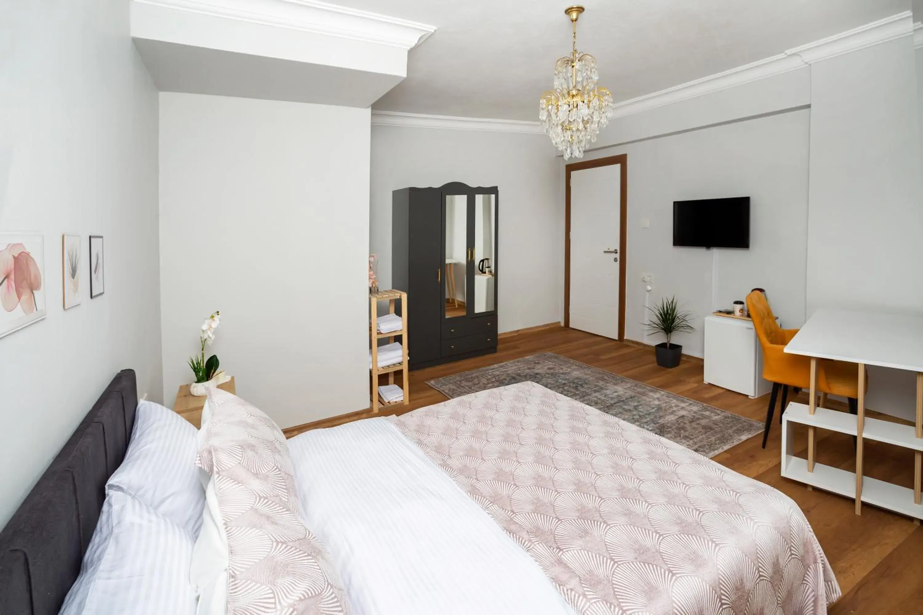 Double Room with Private Bathroom in 8 Rooms House Double Room with Private Bathroom in 8 Rooms House