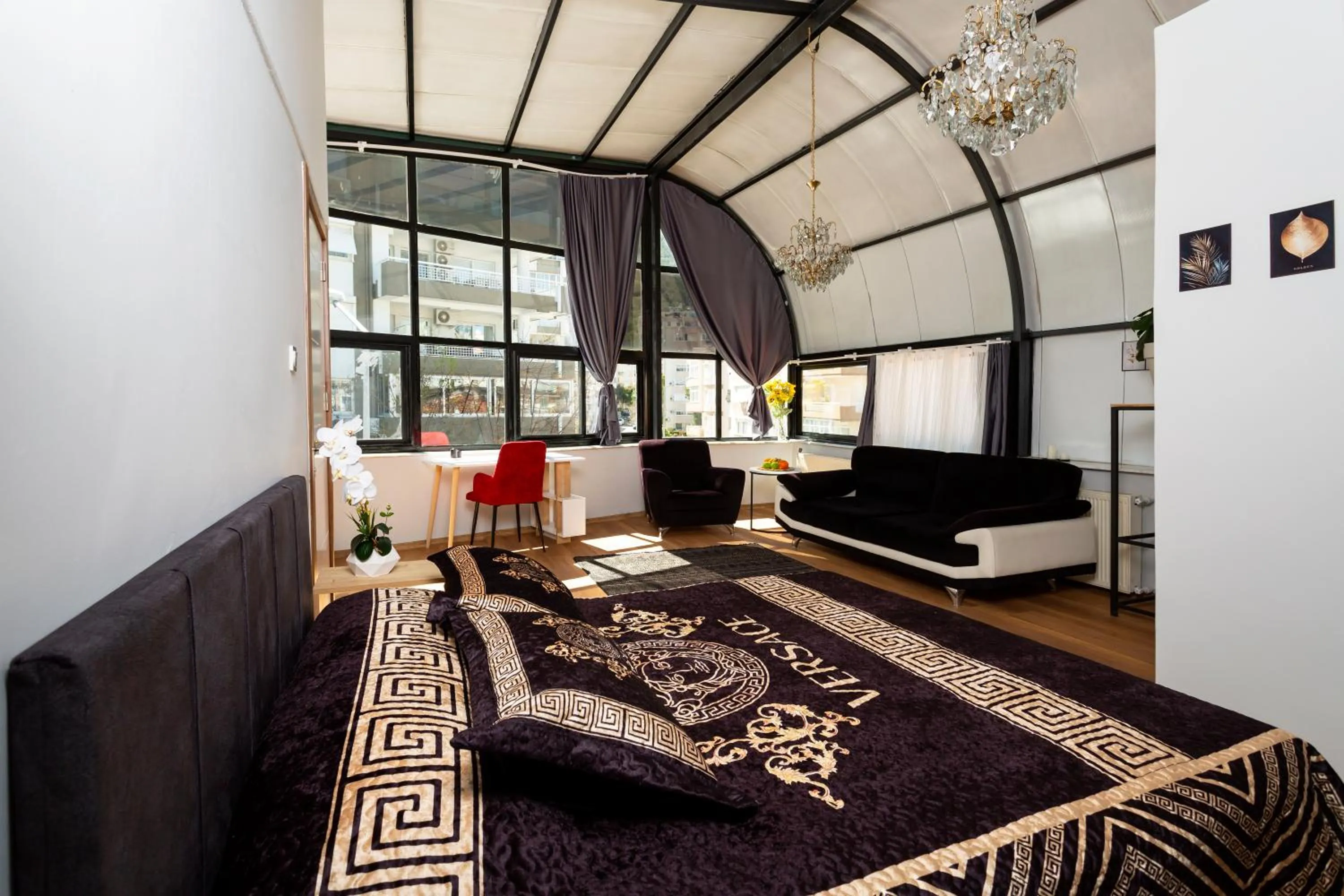 Bed in 8 Rooms House