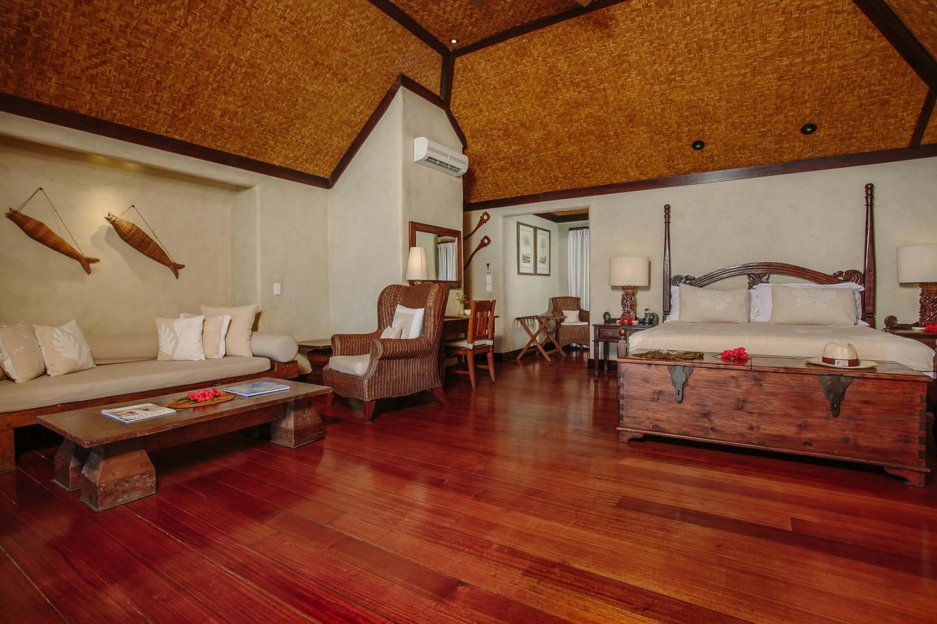Living room, Bed in Pacific Resort Aitutaki - Adults Only