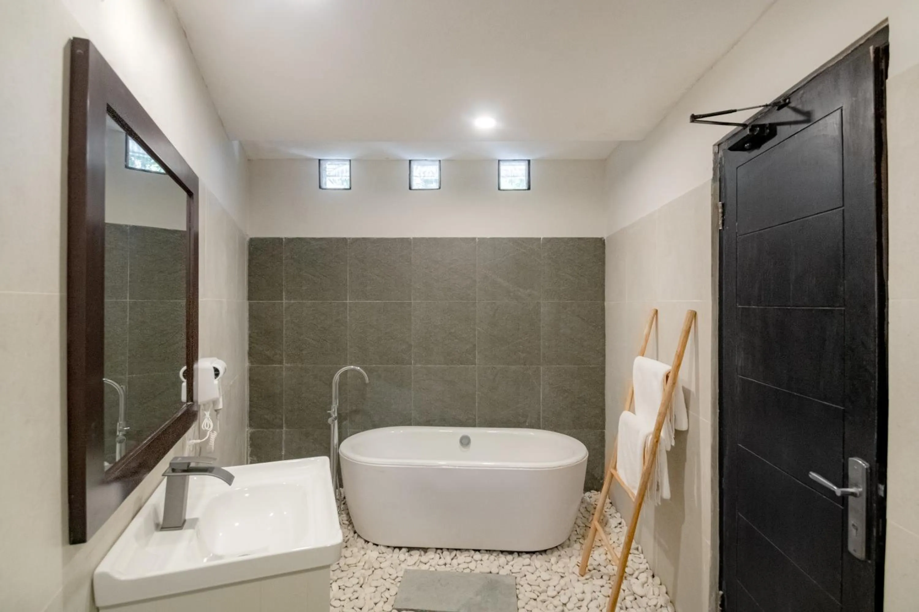 Shower in Villa Kisaraa - Kerobokan x Seminyak x Canggu