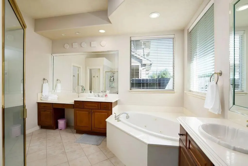 Bedroom with 3.5-Bathroom near Golf Course!