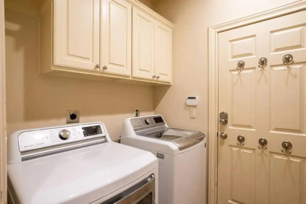 Bedroom with 3.5-Bathroom near Golf Course!