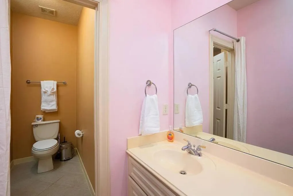 Bedroom with 3.5-Bathroom near Golf Course!