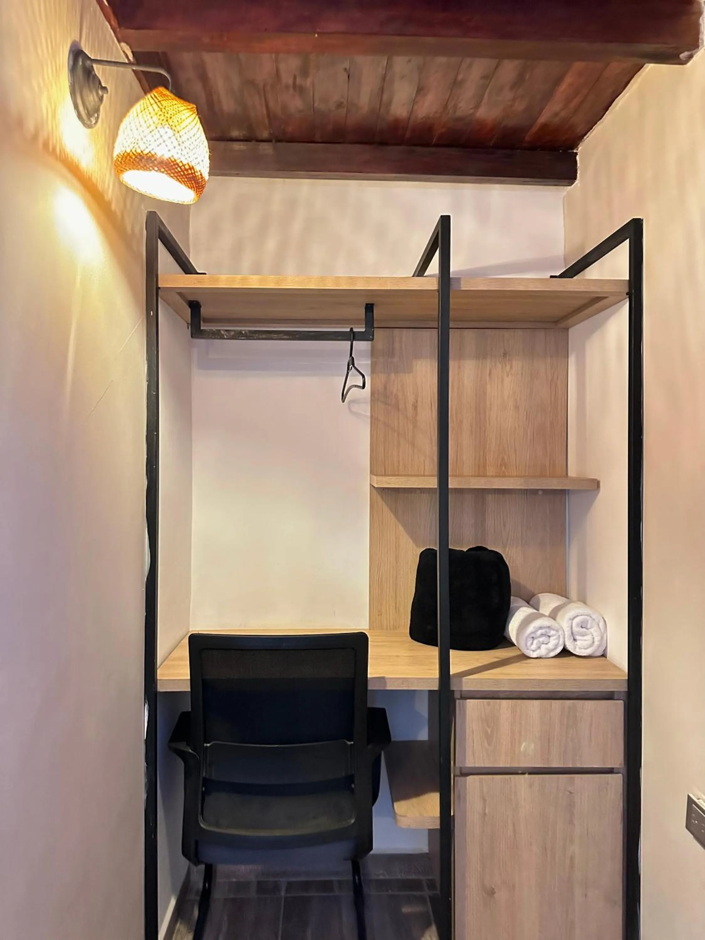 wardrobe in HOTEL BALI AT POBLADO