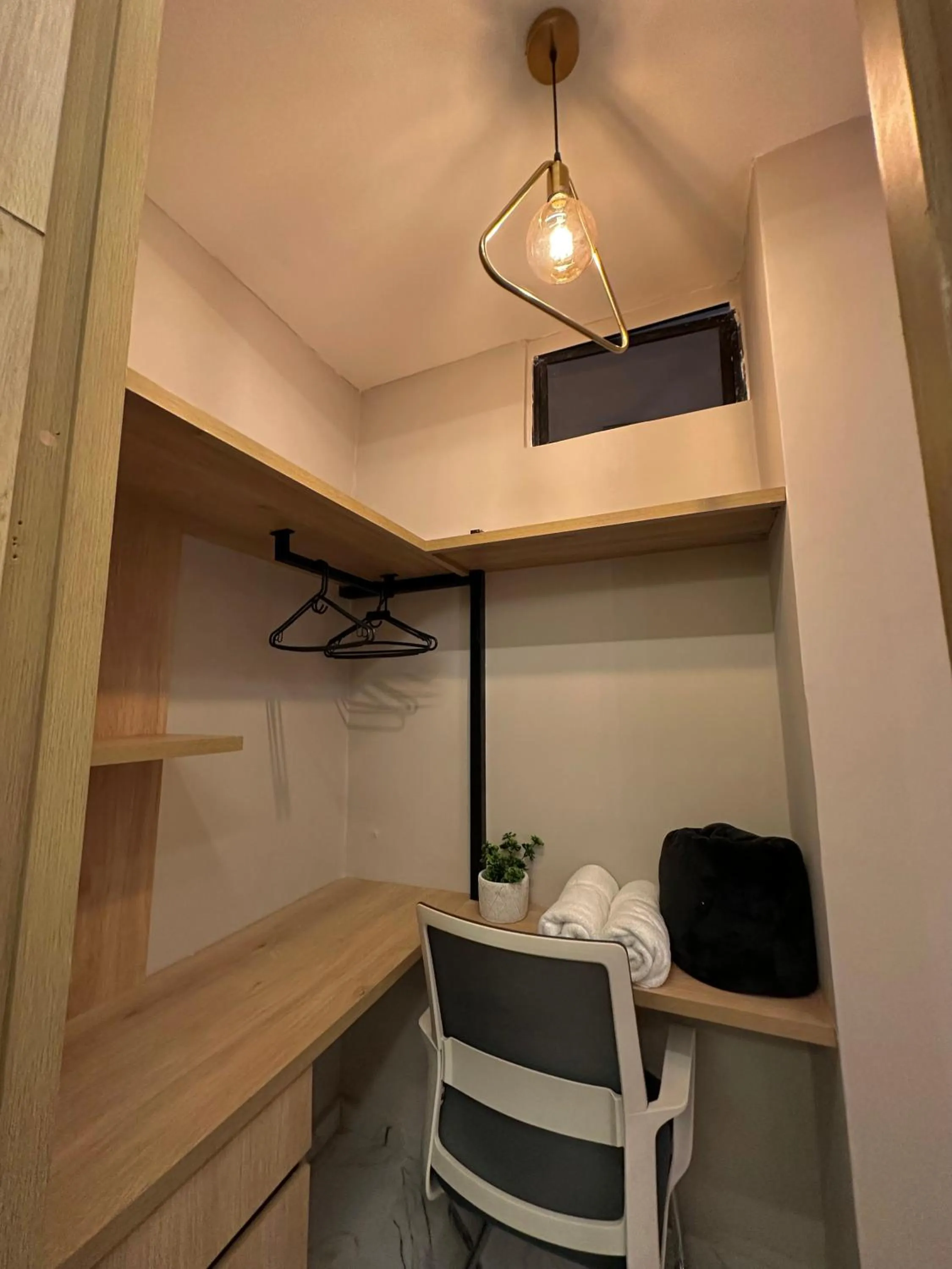 wardrobe, Bed in HOTEL BALI AT POBLADO