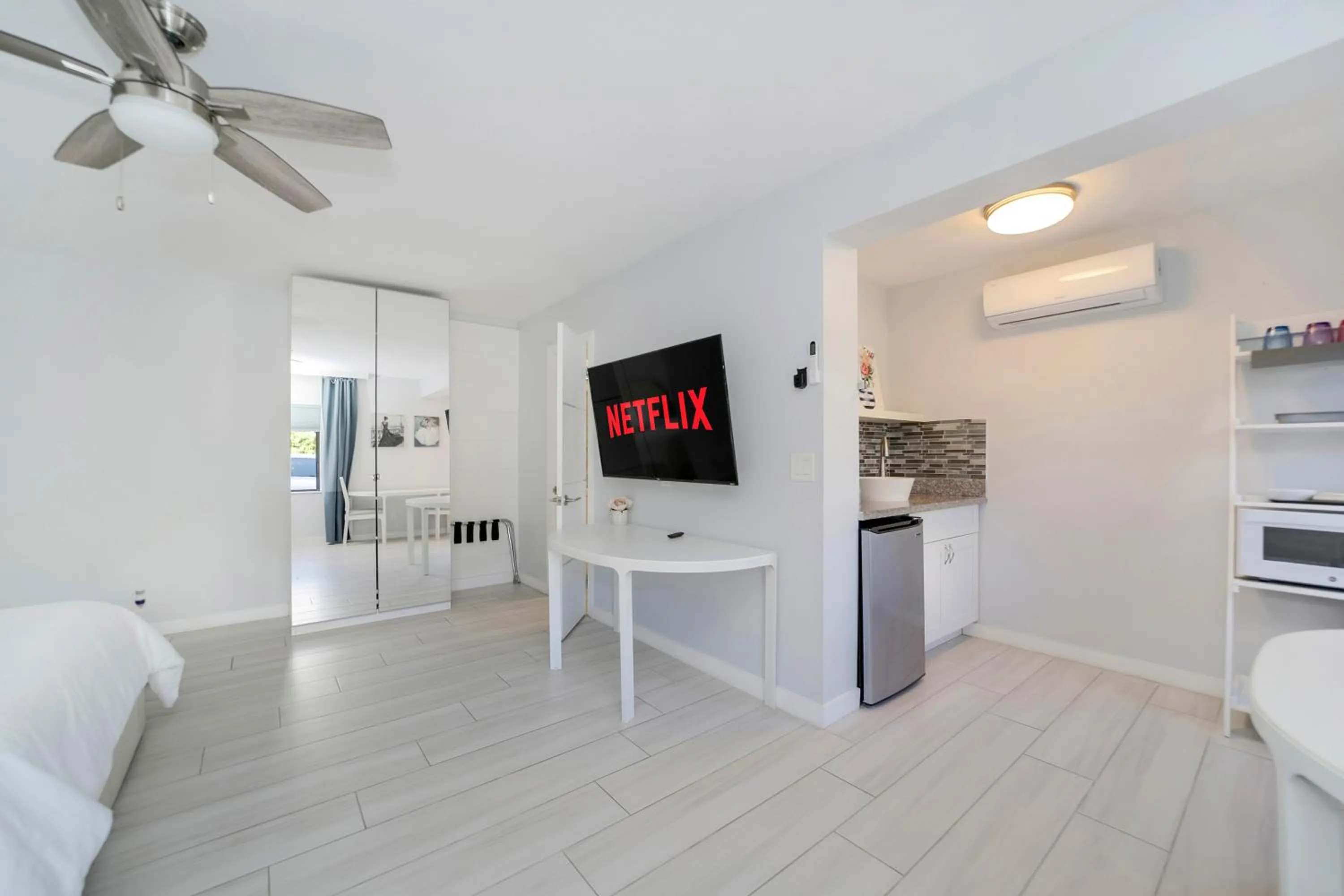 TV and multimedia in Deco Boutique Hotel