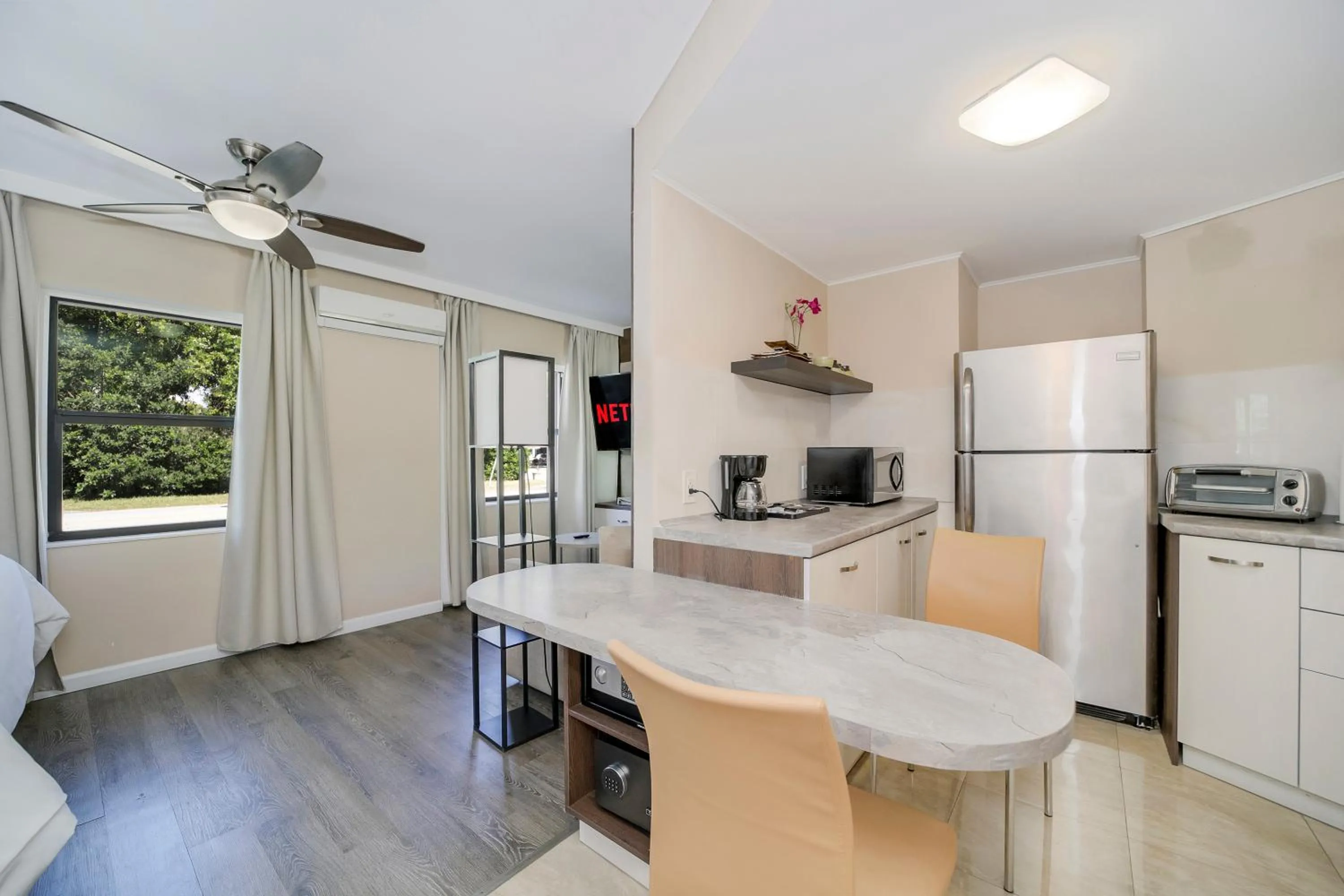 TV and multimedia in Deco Boutique Hotel