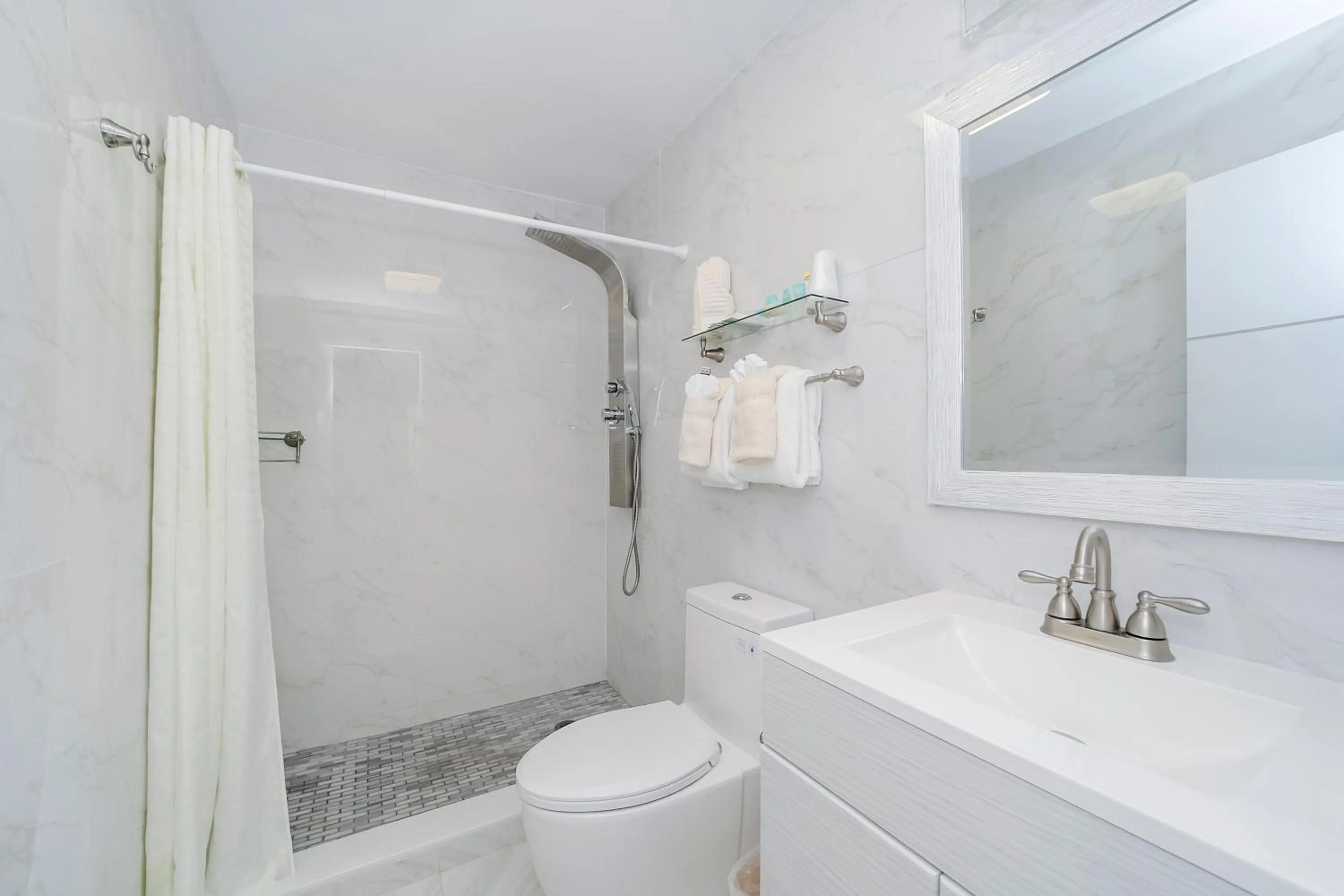 Shower in Deco Boutique Hotel