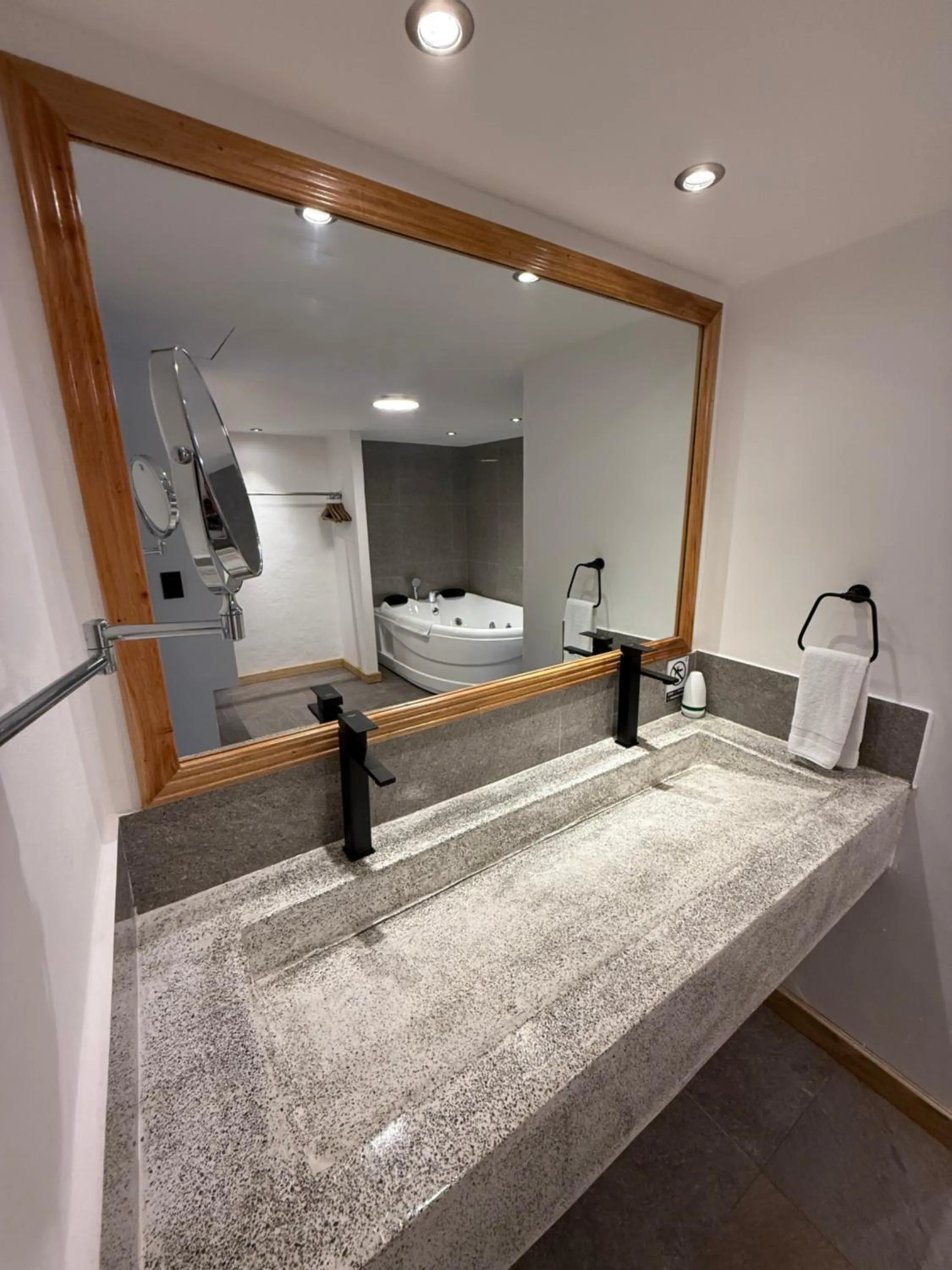 Bathroom, Bed in HOTEL TESORO BEACH