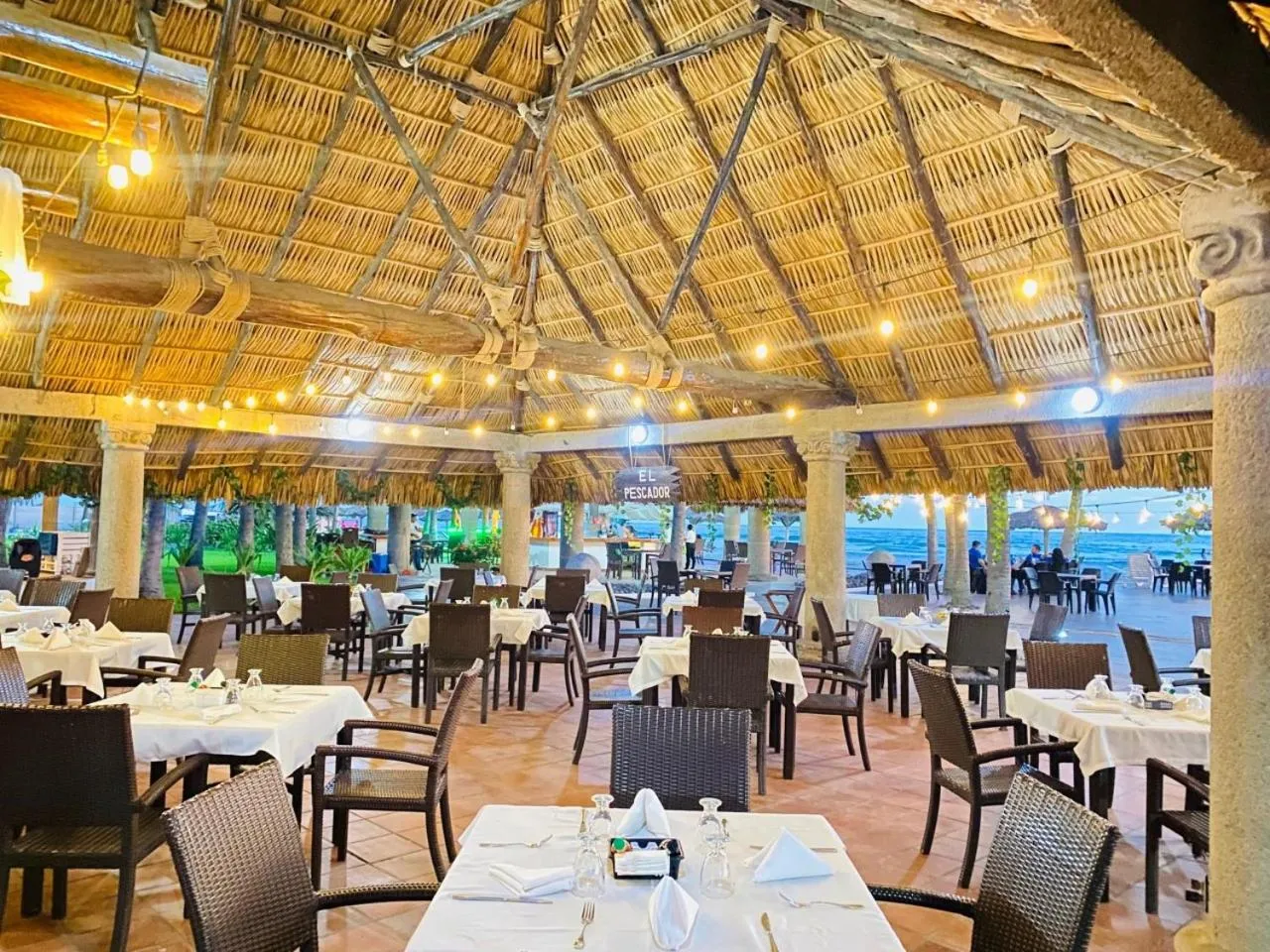 Restaurant/places to eat in HOTEL TESORO BEACH