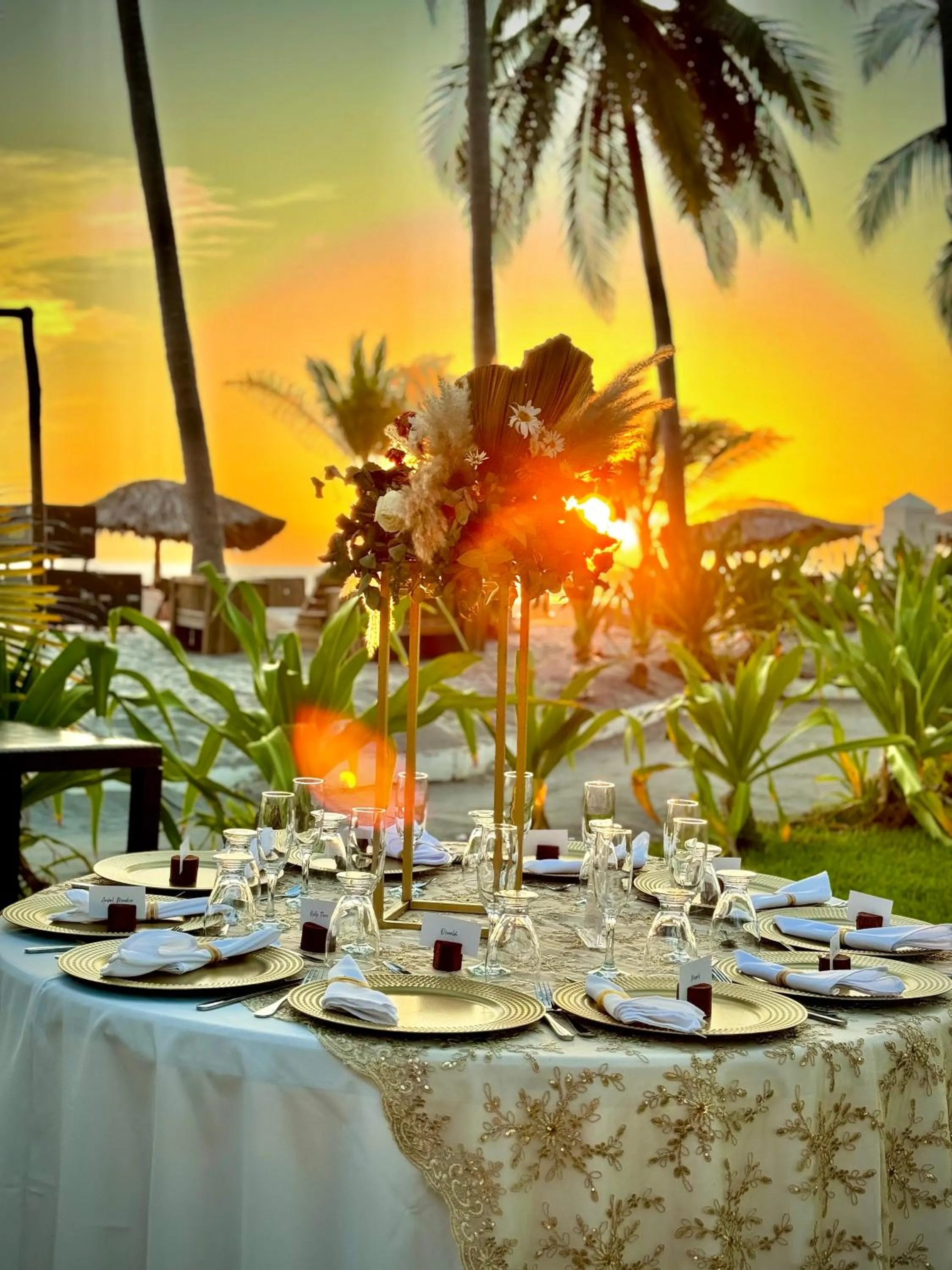 Restaurant/places to eat in HOTEL TESORO BEACH