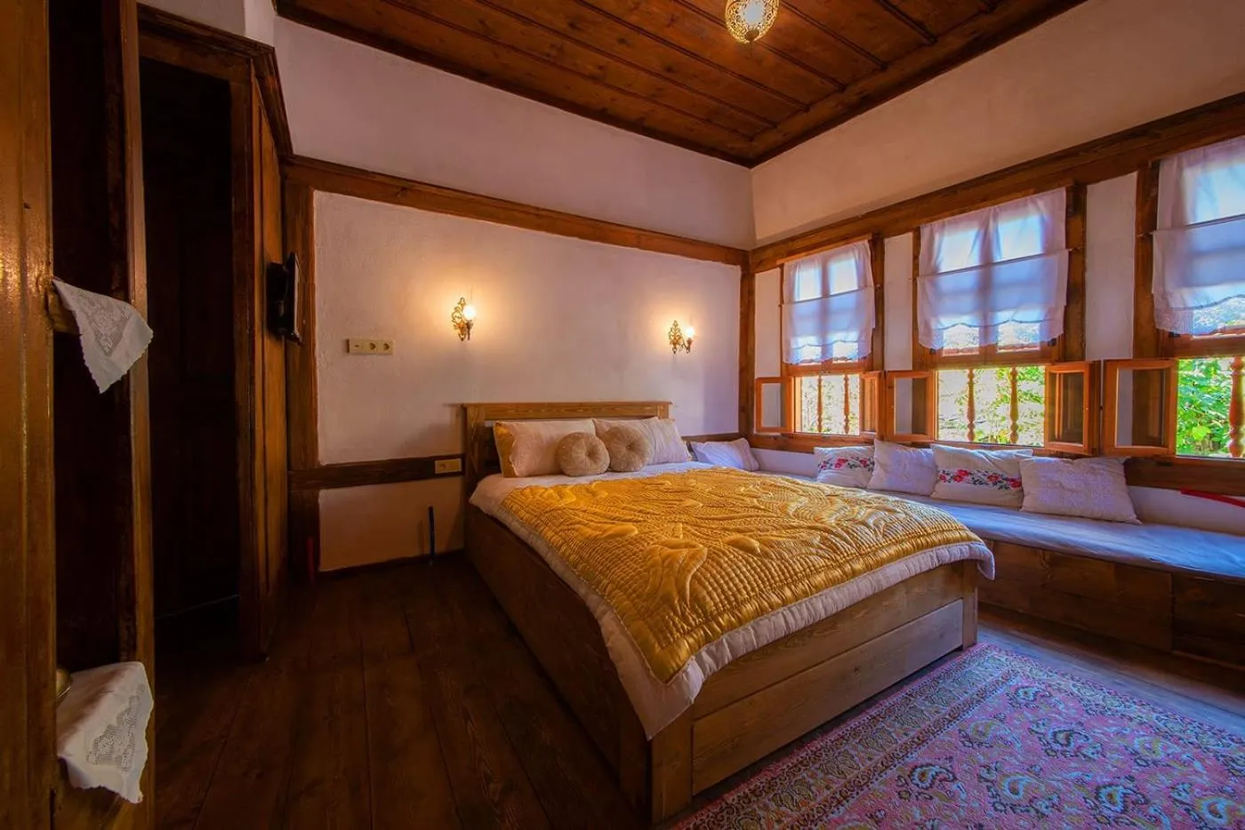 Bed in Meymune Valide Konağı