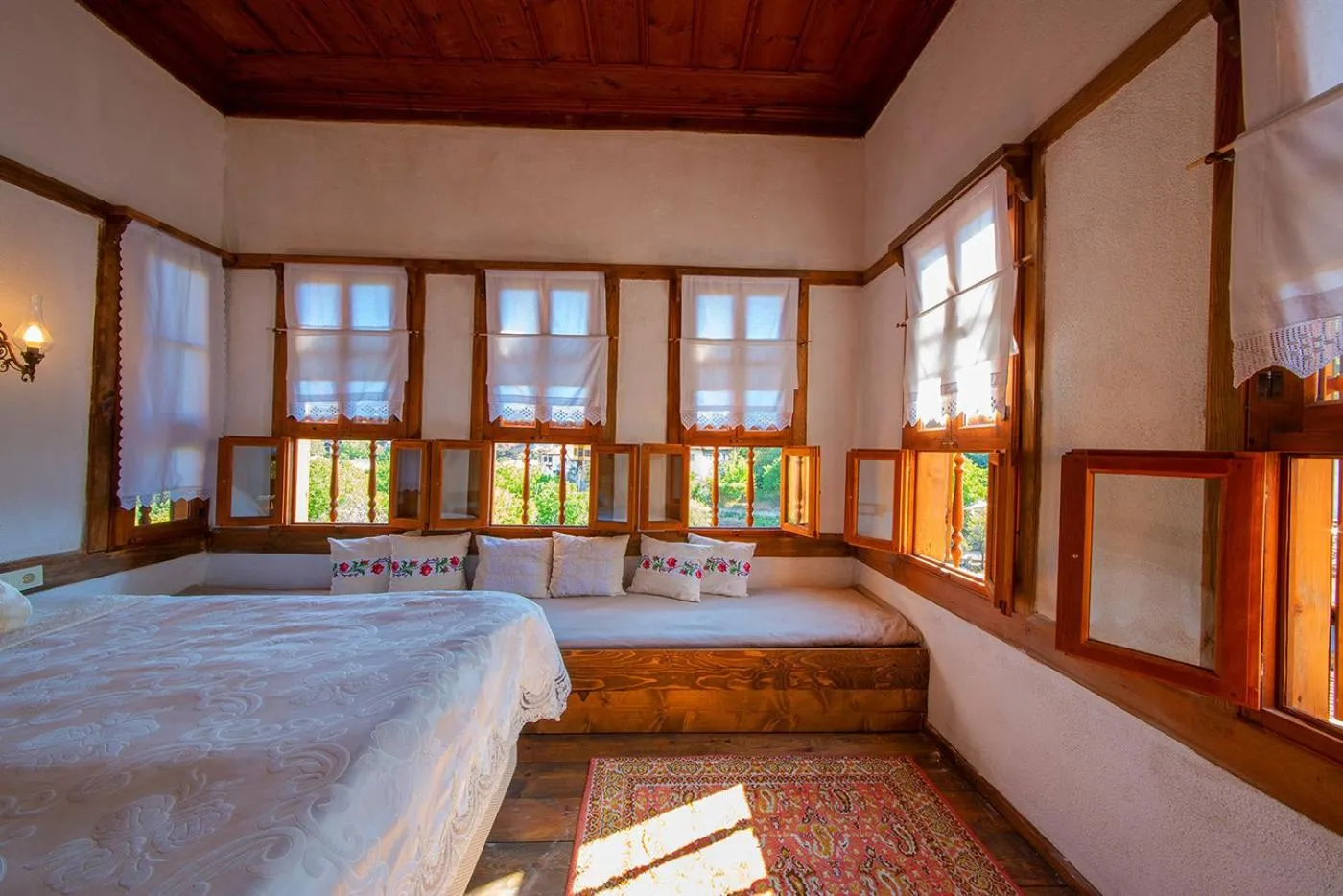 Bed in Meymune Valide Konağı