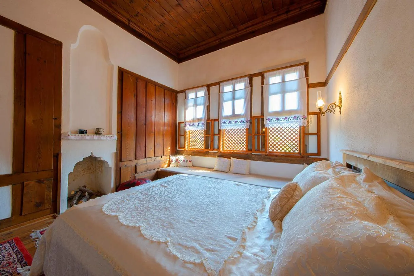 Bed in Meymune Valide Konağı