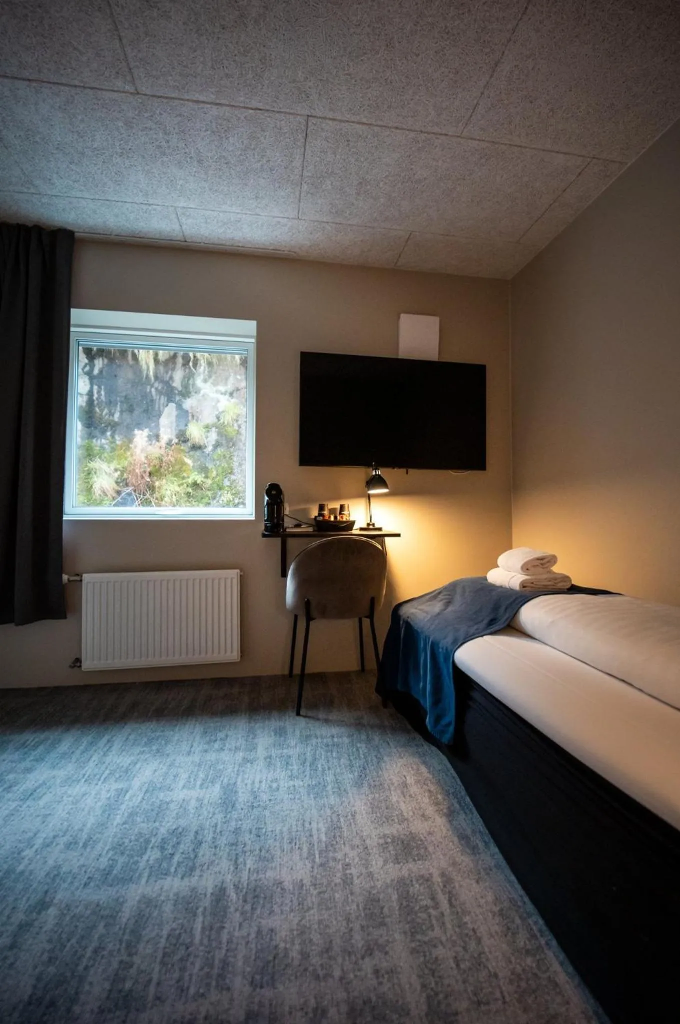 Property building, Bed in Hotel Djurhuus