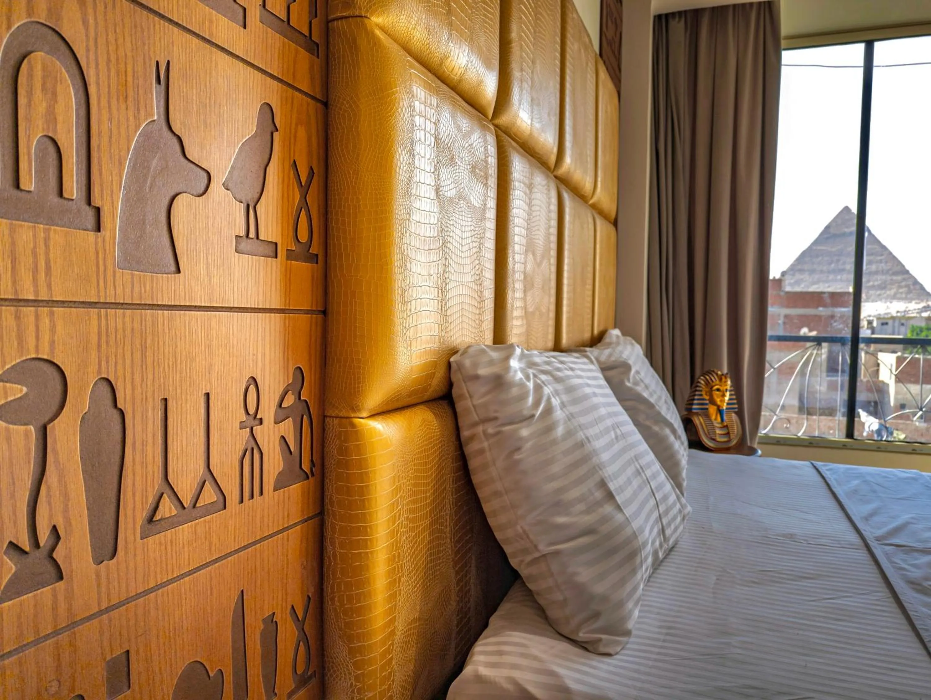 Bed in Sphinx Golden Gate Pyramids