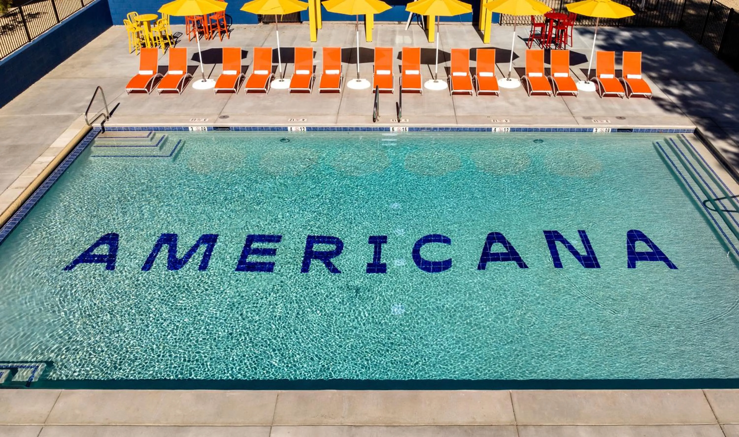 Swimming pool in Americana Motor Hotel