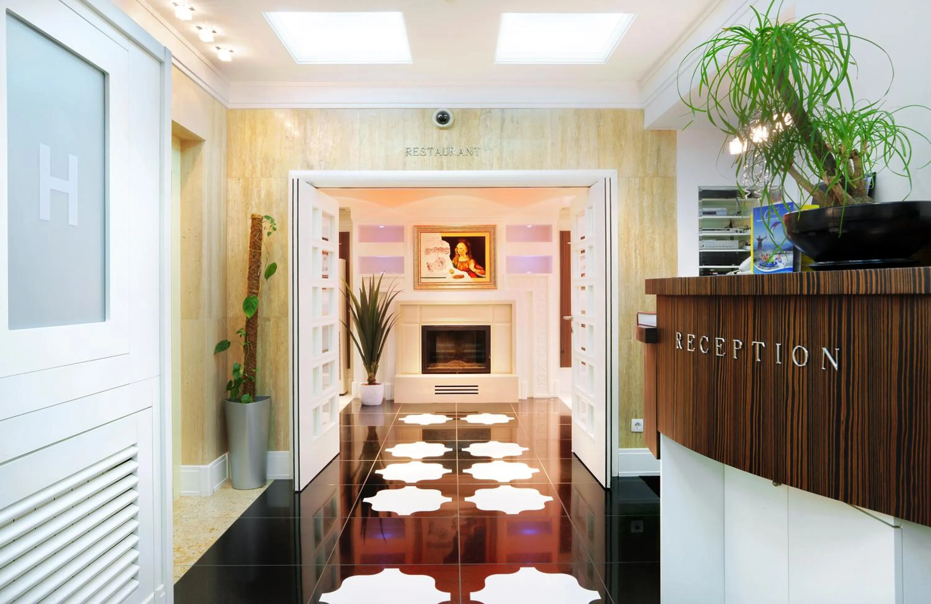 Lobby or reception, Bed in Garni Hotel Crystal