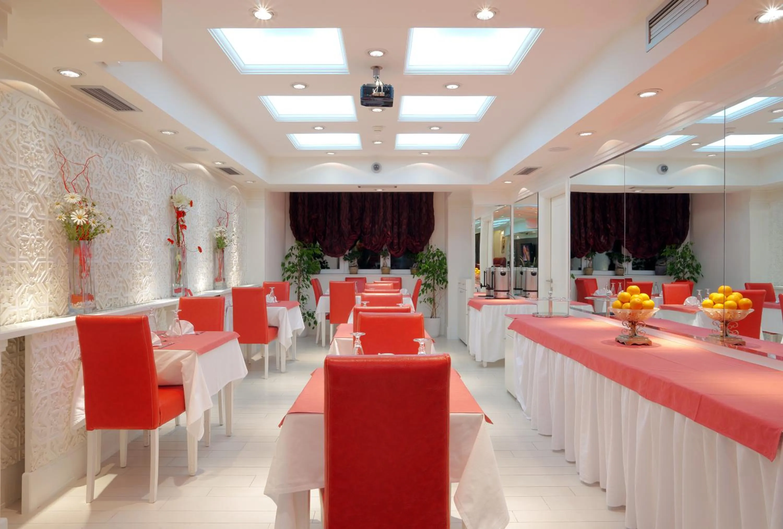 Restaurant/places to eat in Garni Hotel Crystal